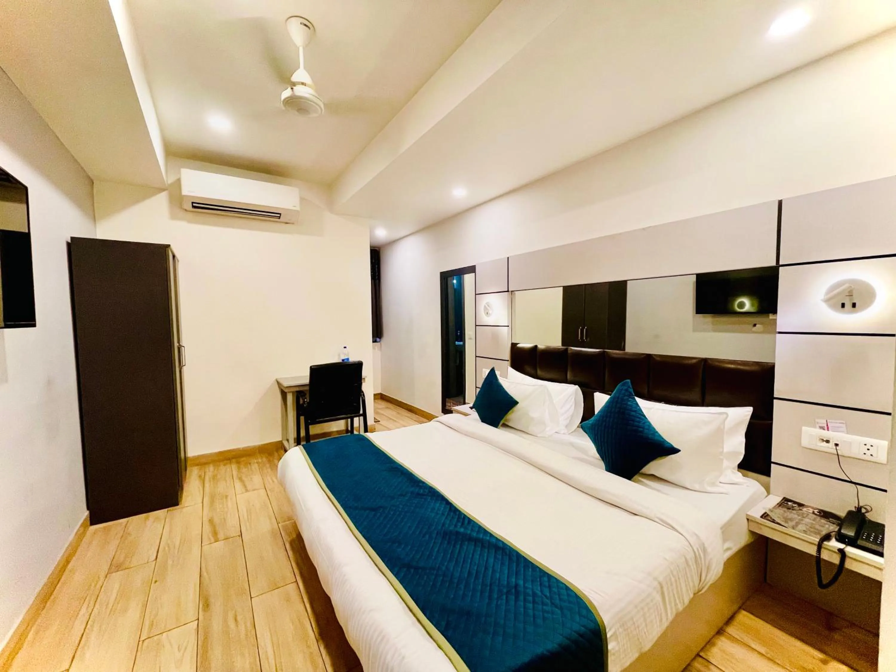 Communal lounge/ TV room, Bed in Hotel Royal Saffron by Majesta Stays