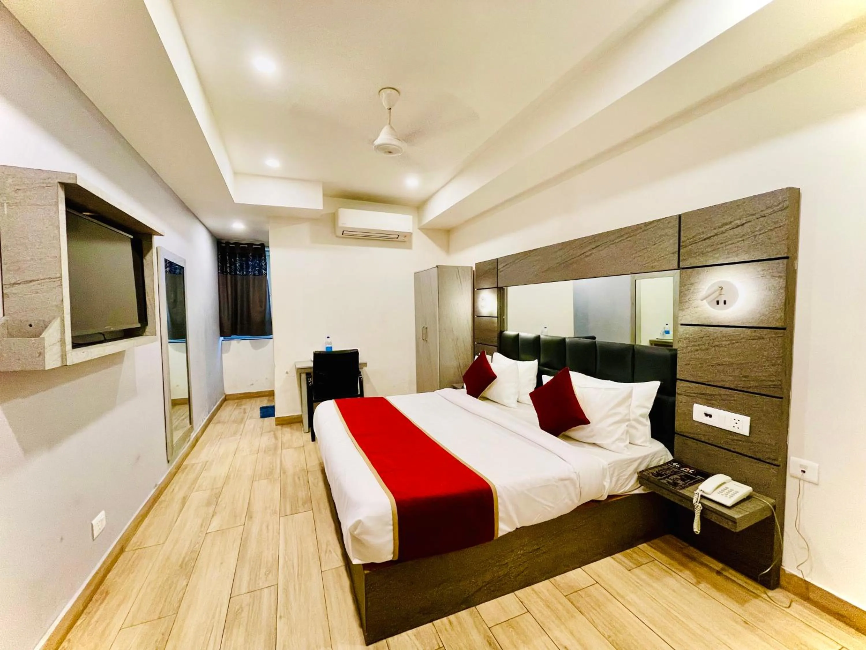 Communal lounge/ TV room, Bed in Hotel Royal Saffron by Majesta Stays