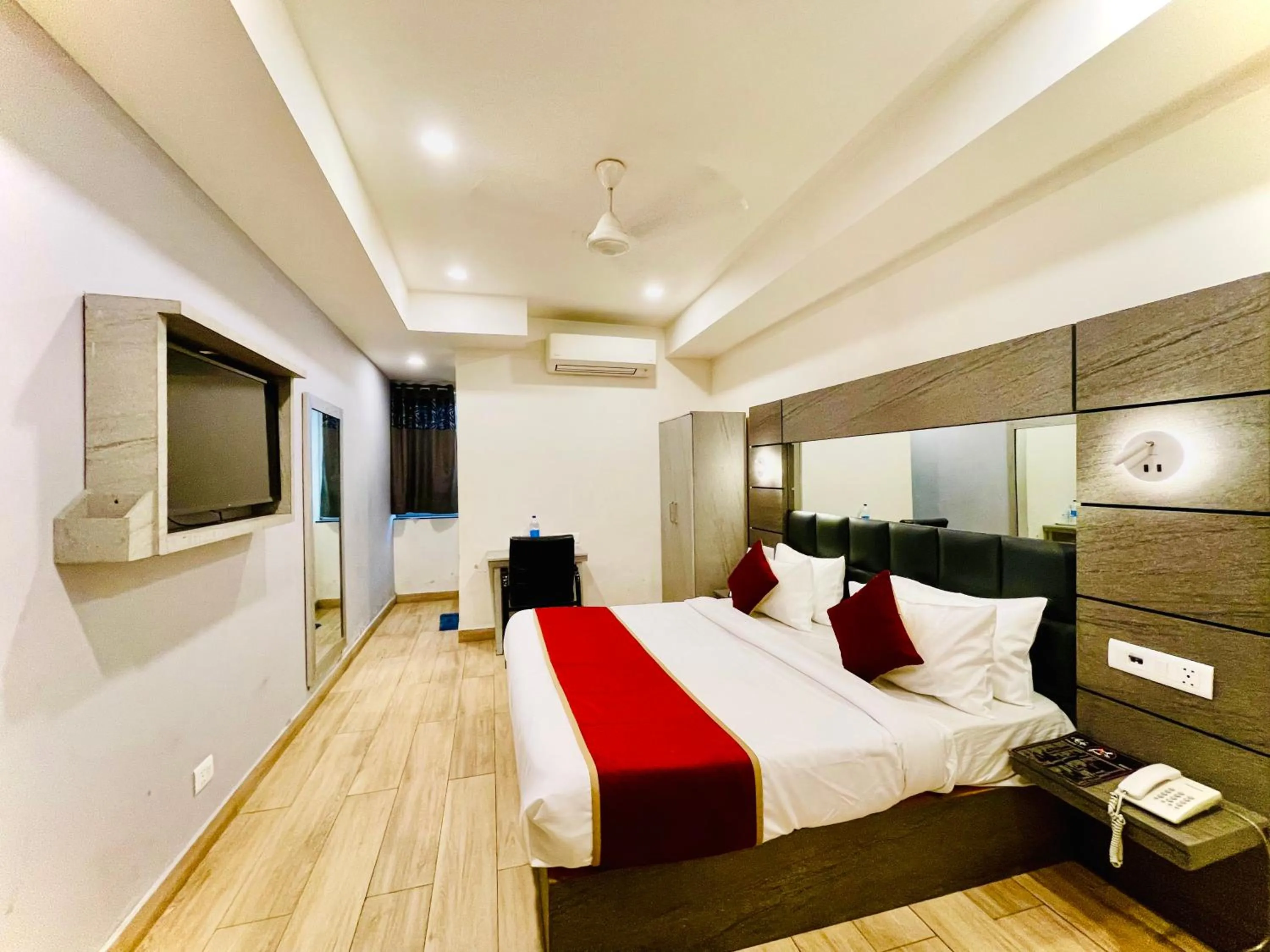 Communal lounge/ TV room, Bed in Hotel Royal Saffron by Majesta Stays
