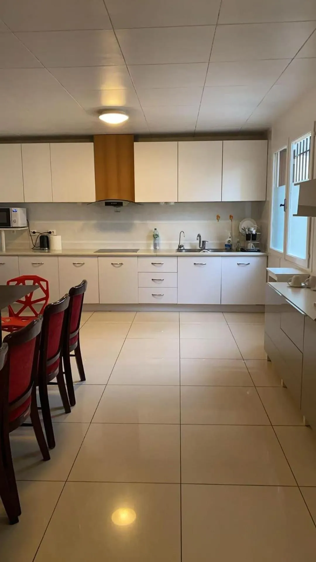 Communal kitchen in Votre Maison Lointaine