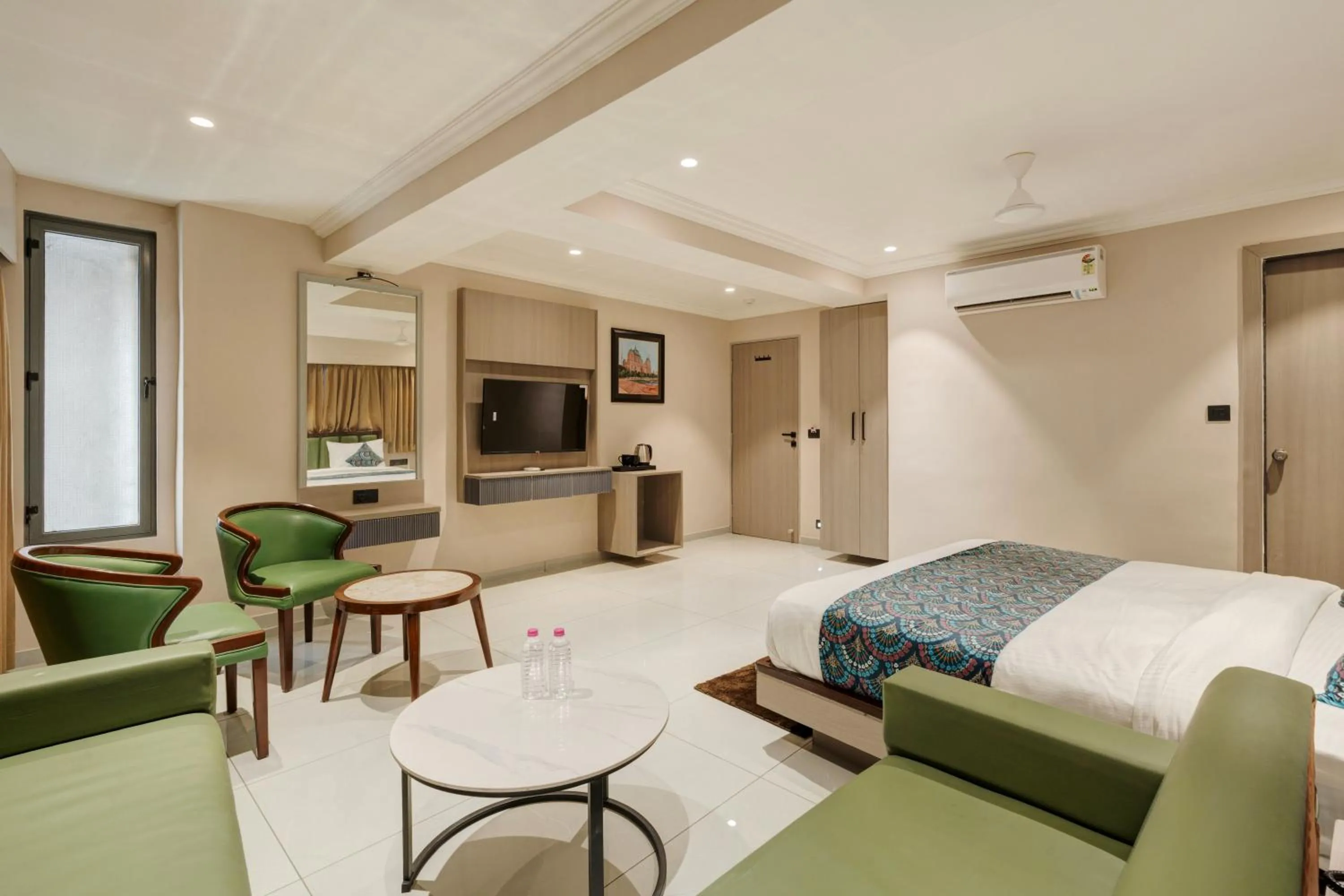 Photo of the whole room, Bed in Hotel Royal Time