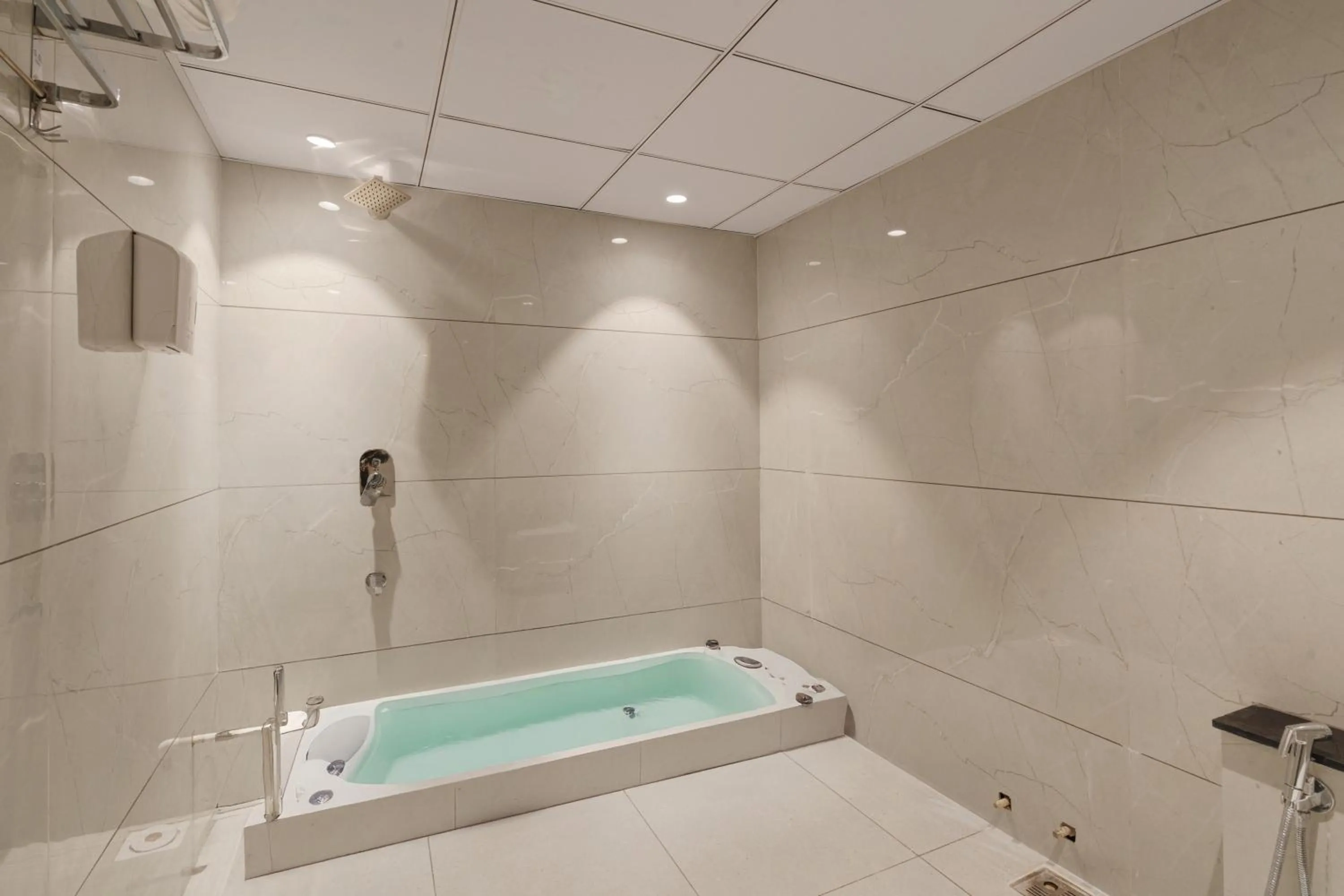 Bath in Hotel Royal Time