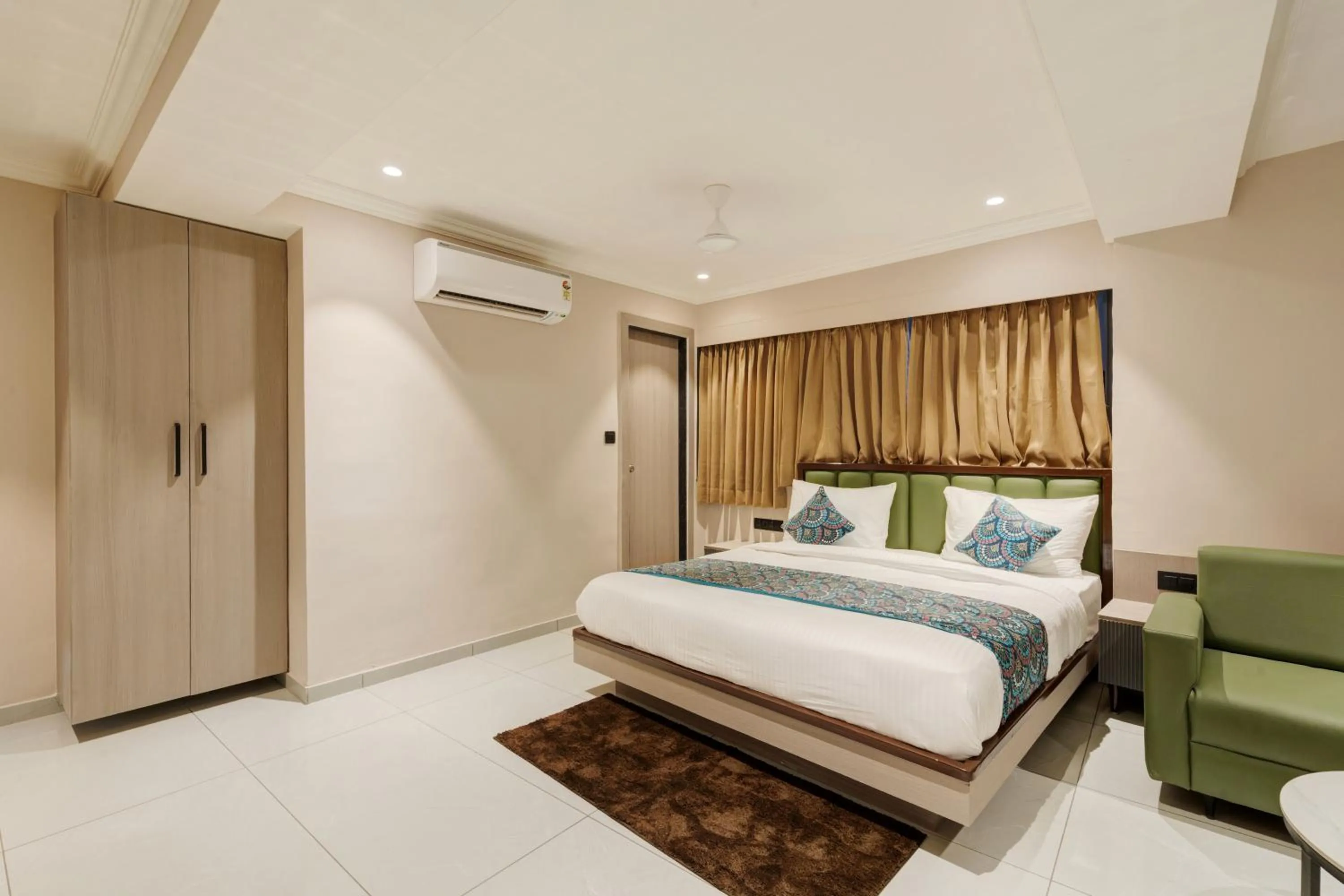Photo of the whole room, Bed in Hotel Royal Time
