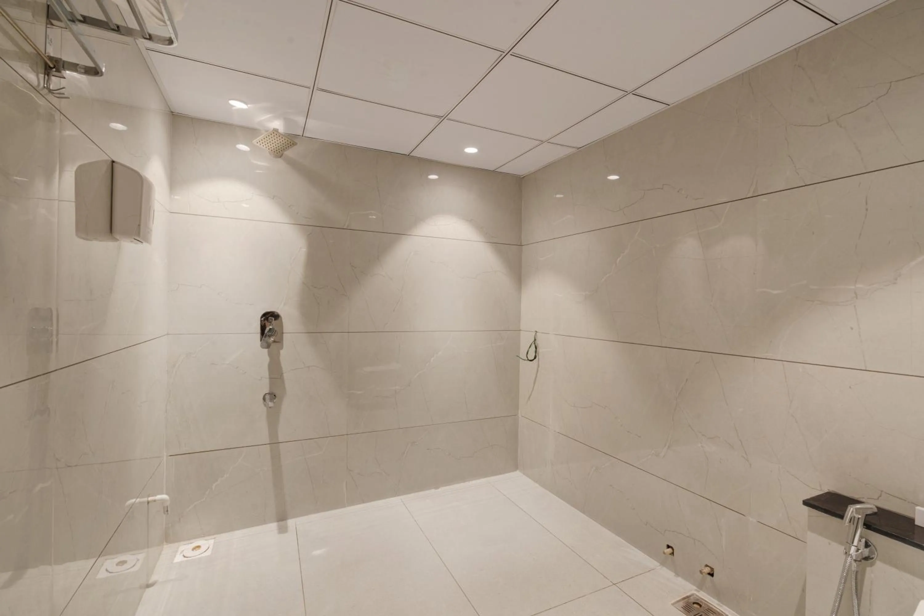 Shower in Hotel Royal Time