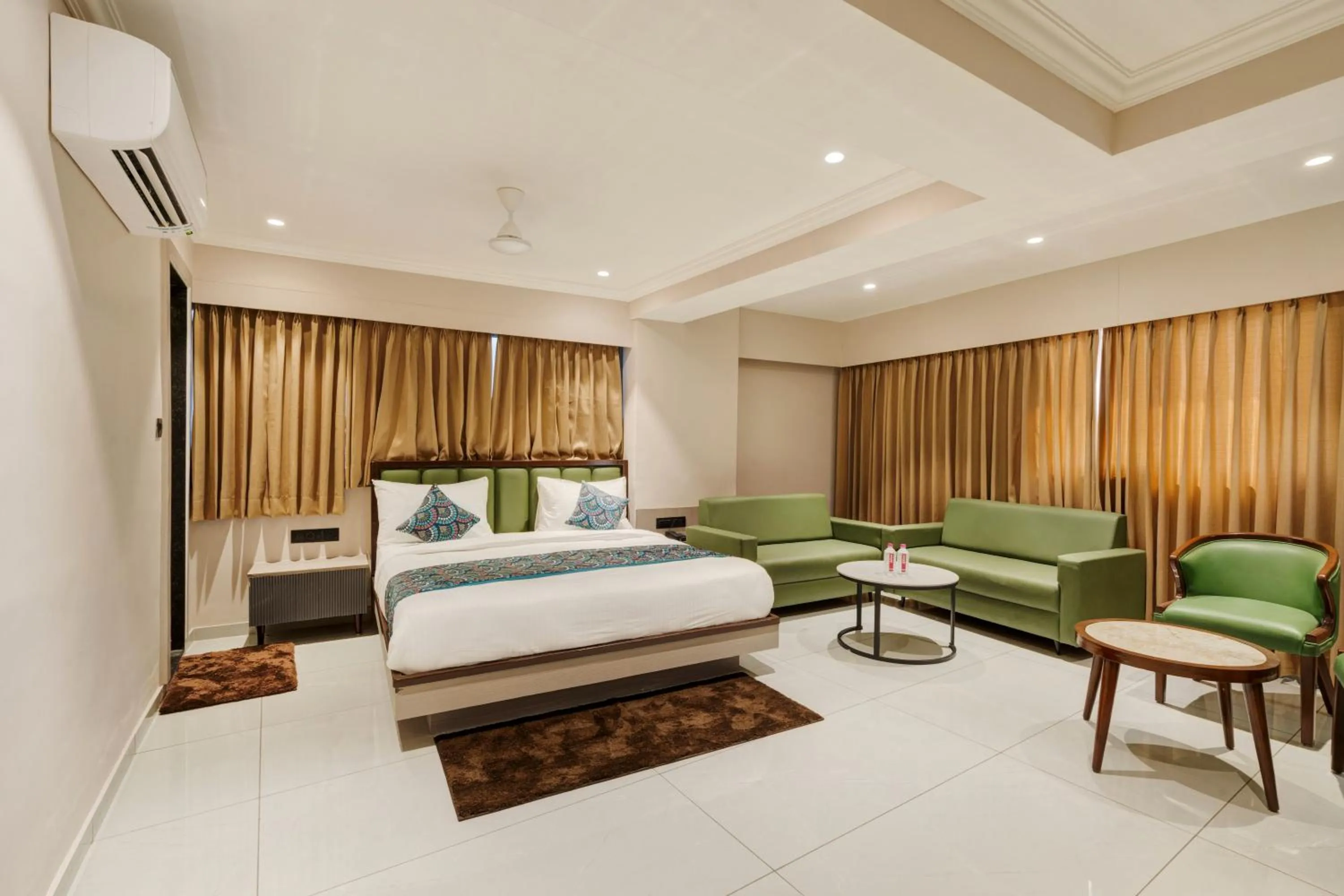 Living room, Bed in Hotel Royal Time