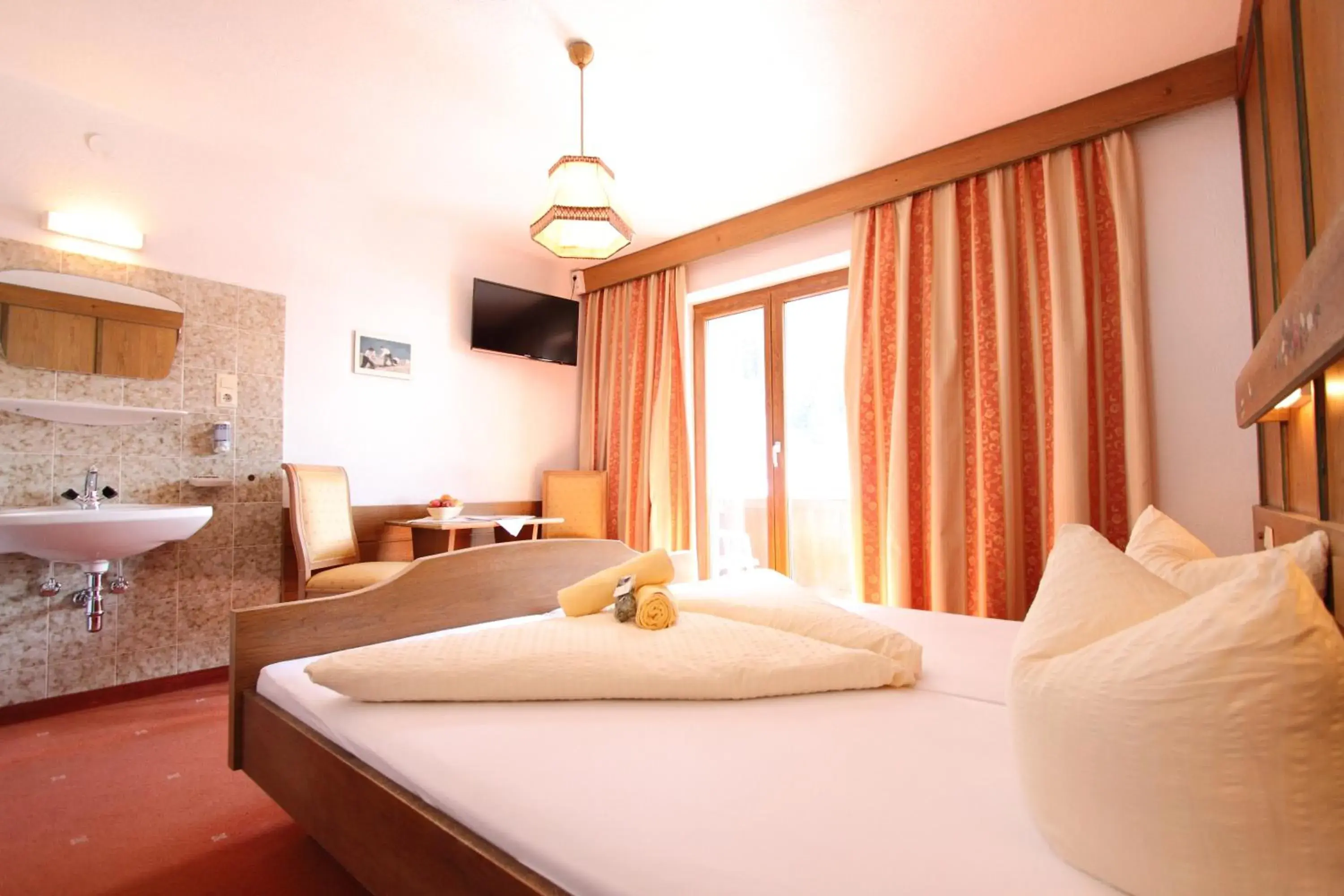 Double Room with Balcony in Pension Mittagskogel Double Room with Balcony in Pension Mittagskogel