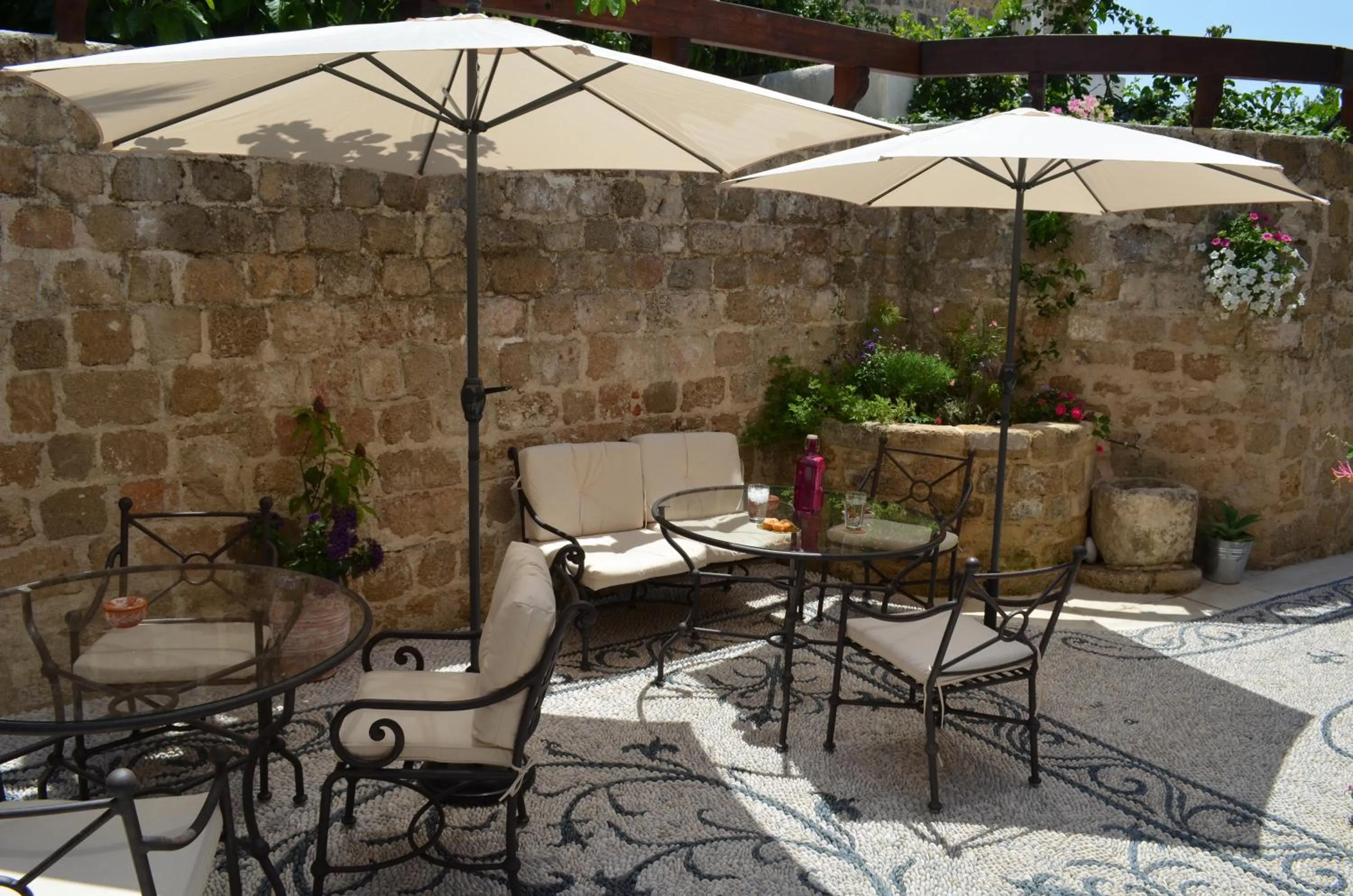 Restaurant/places to eat in Hotel Ellique