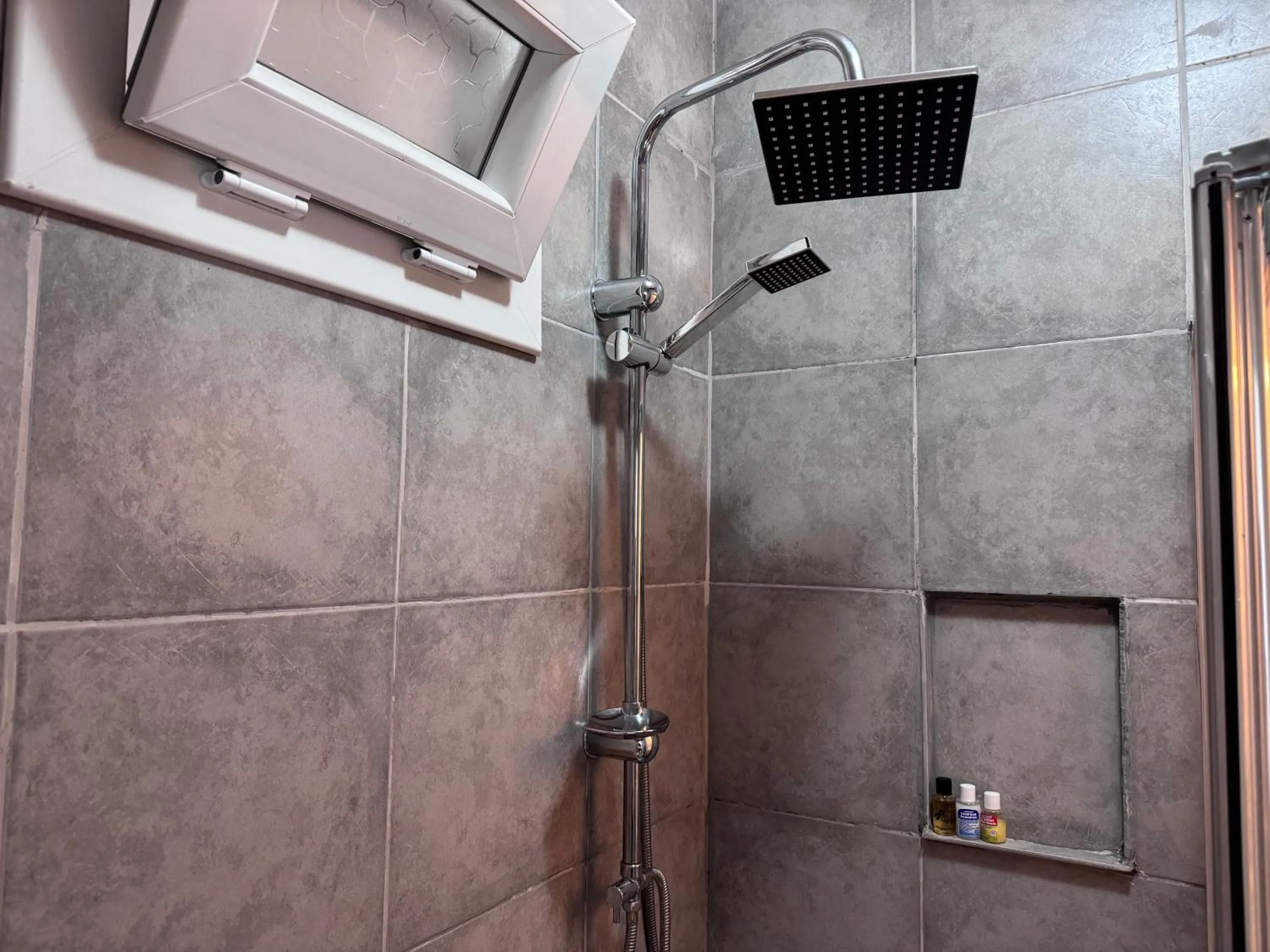 Shower in White and Blue Bodrum