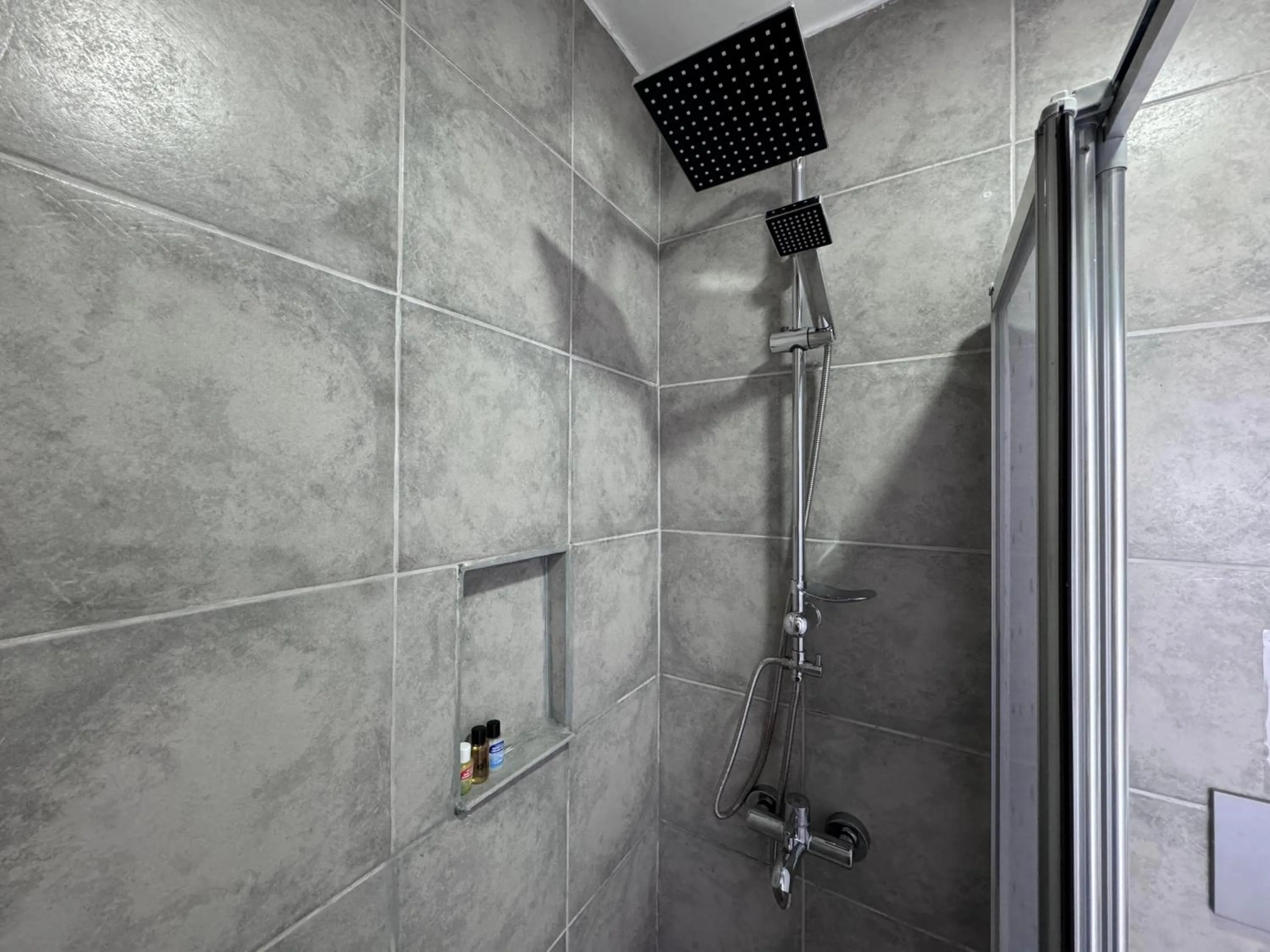 Shower in White and Blue Bodrum