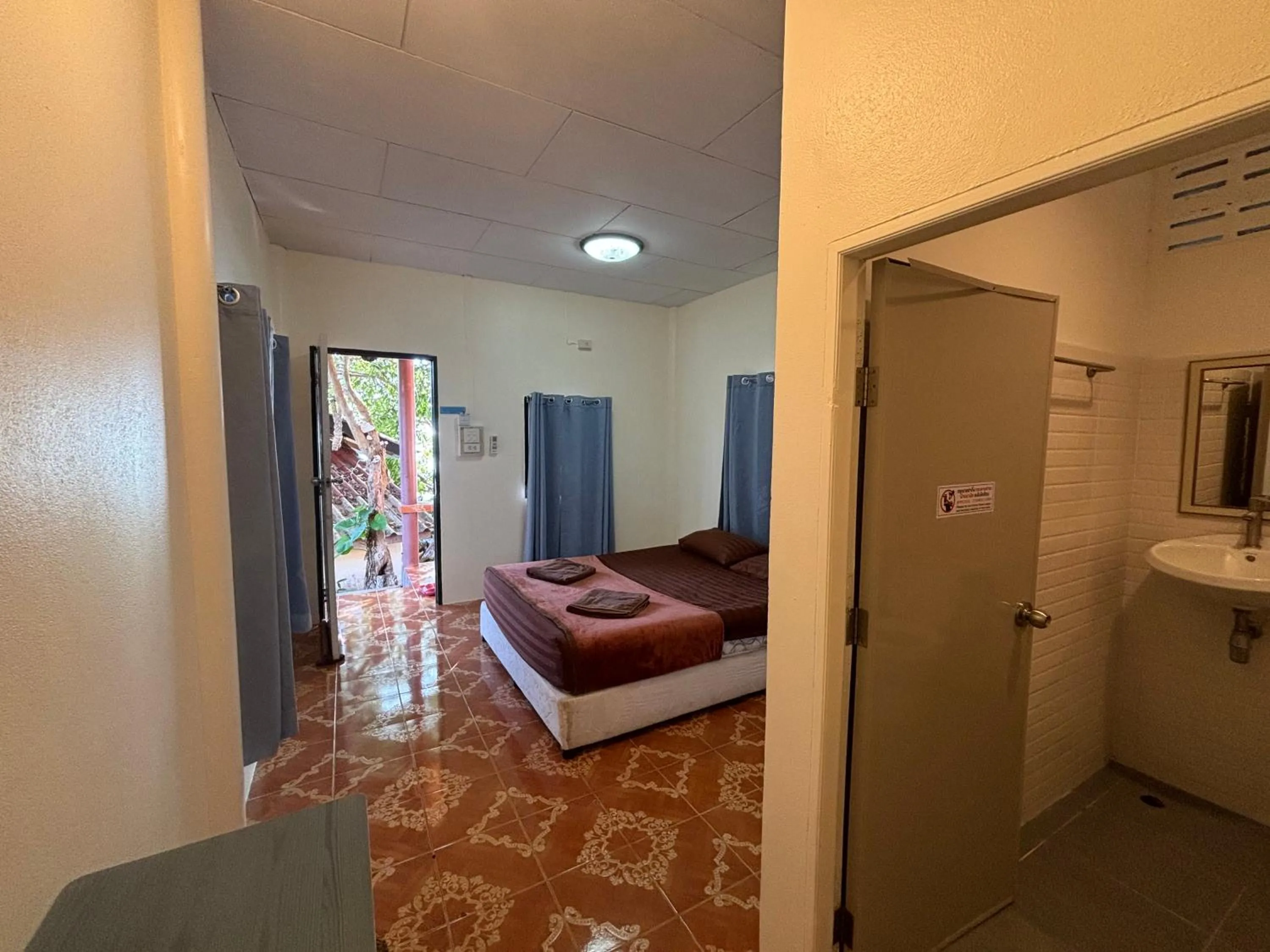 Bed in Golden Beach Resort Koh Phangan