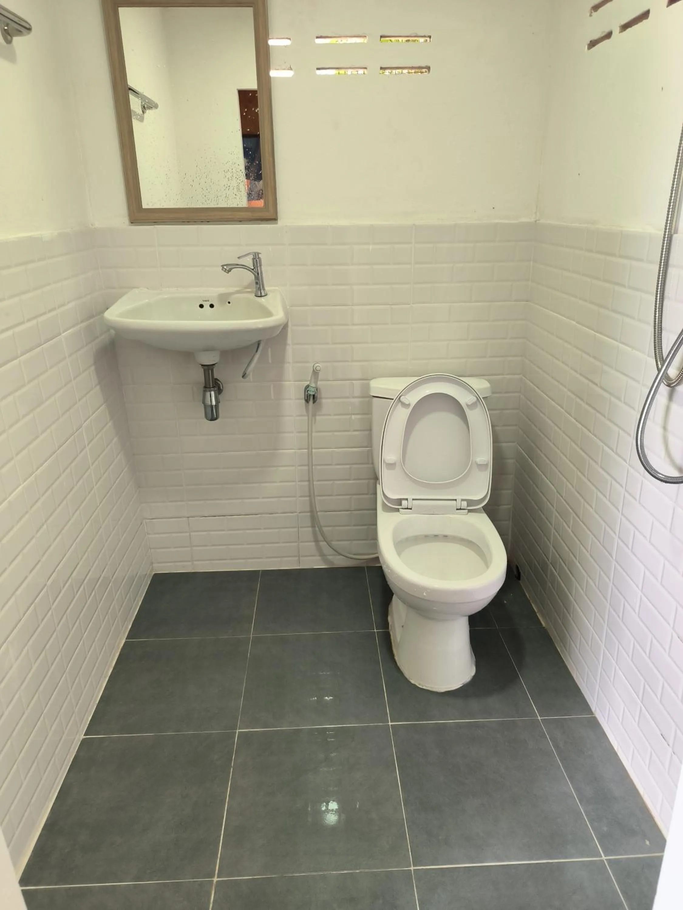 Toilet in Golden Beach Resort Koh Phangan