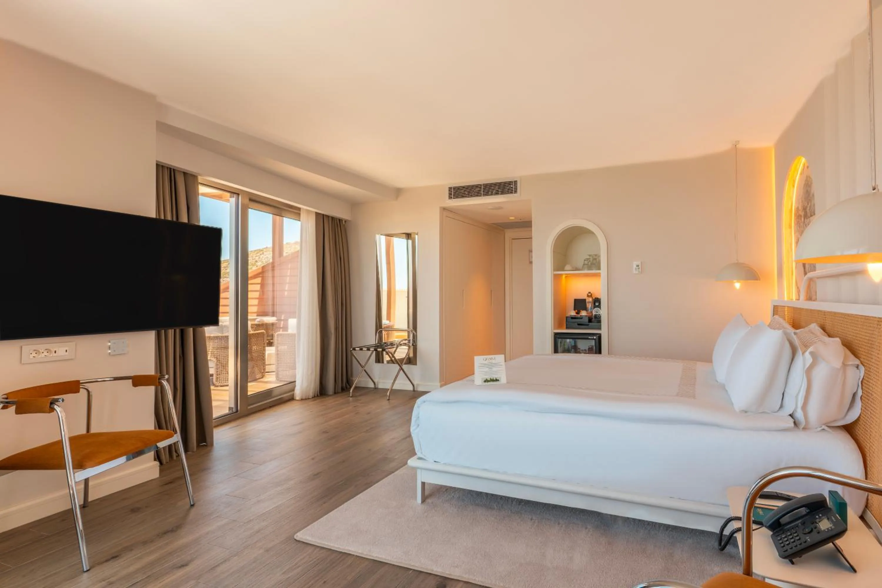 Photo of the whole room, Bed in Qlusive Hotel