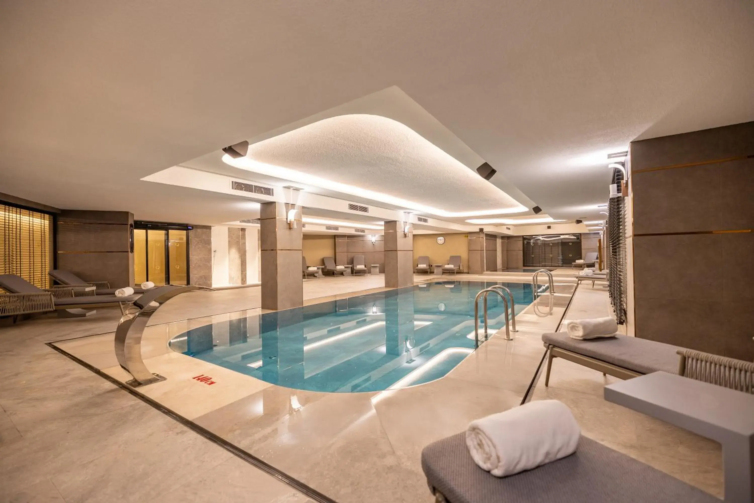 Swimming pool in Qlusive Hotel Swimming pool in Qlusive Hotel