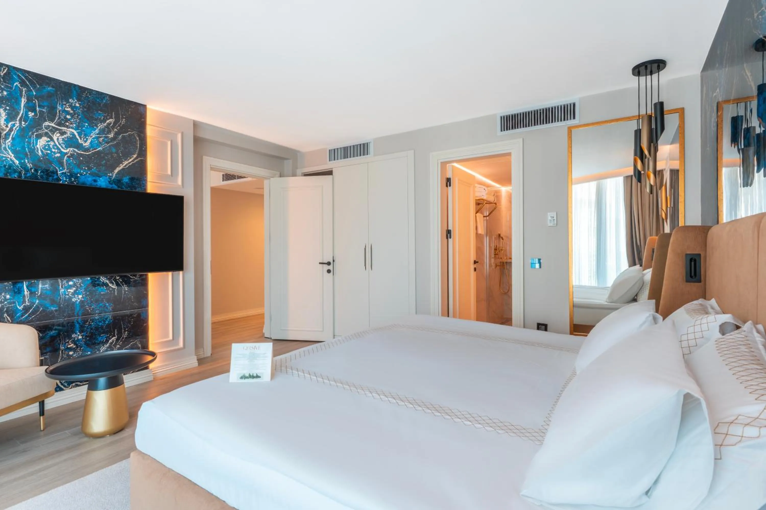 Photo of the whole room, Bed in Qlusive Hotel