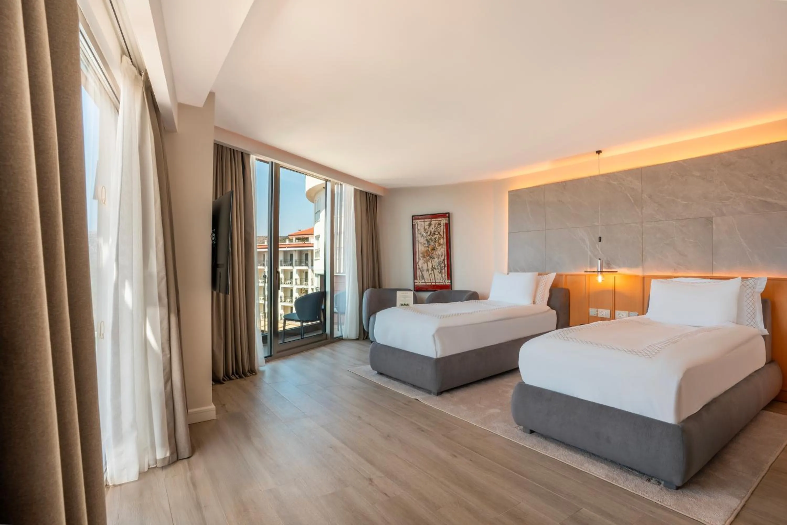 Photo of the whole room, Bed in Qlusive Hotel