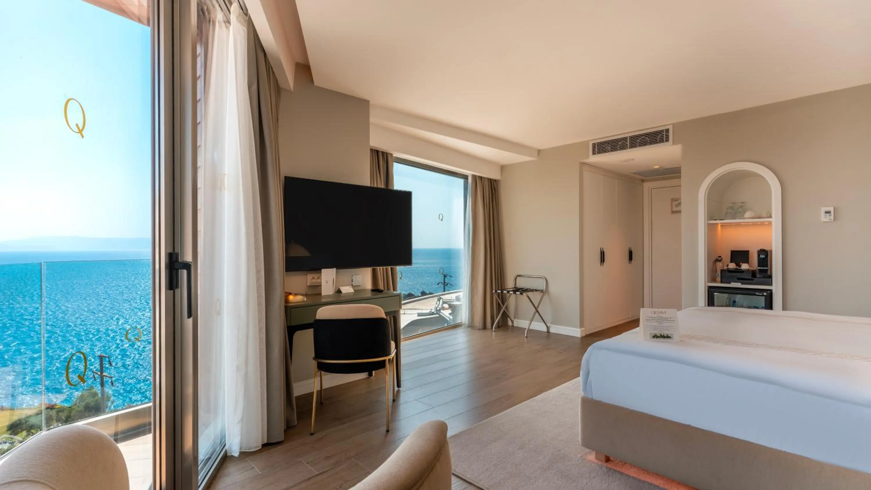 Photo of the whole room, Bed in Qlusive Hotel