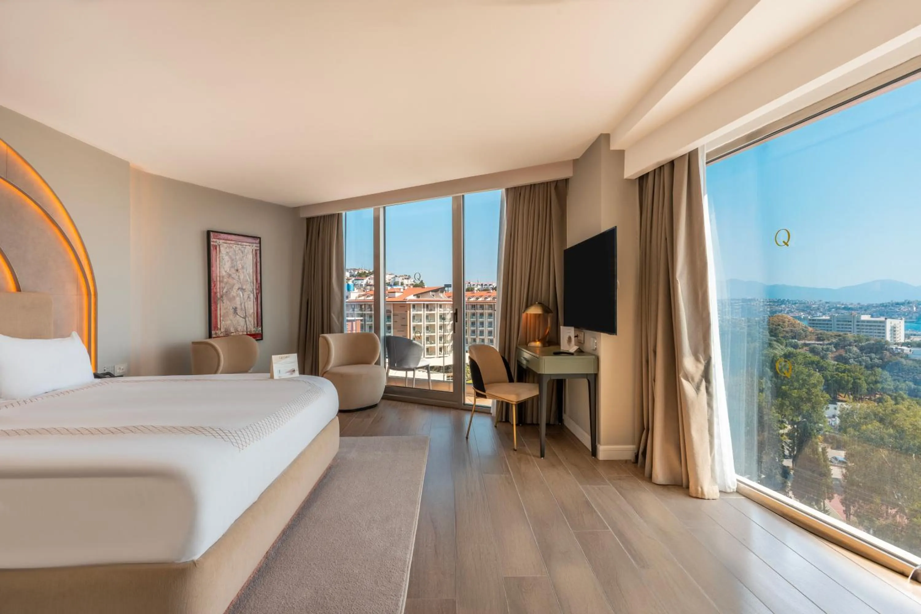 Photo of the whole room, Bed in Qlusive Hotel