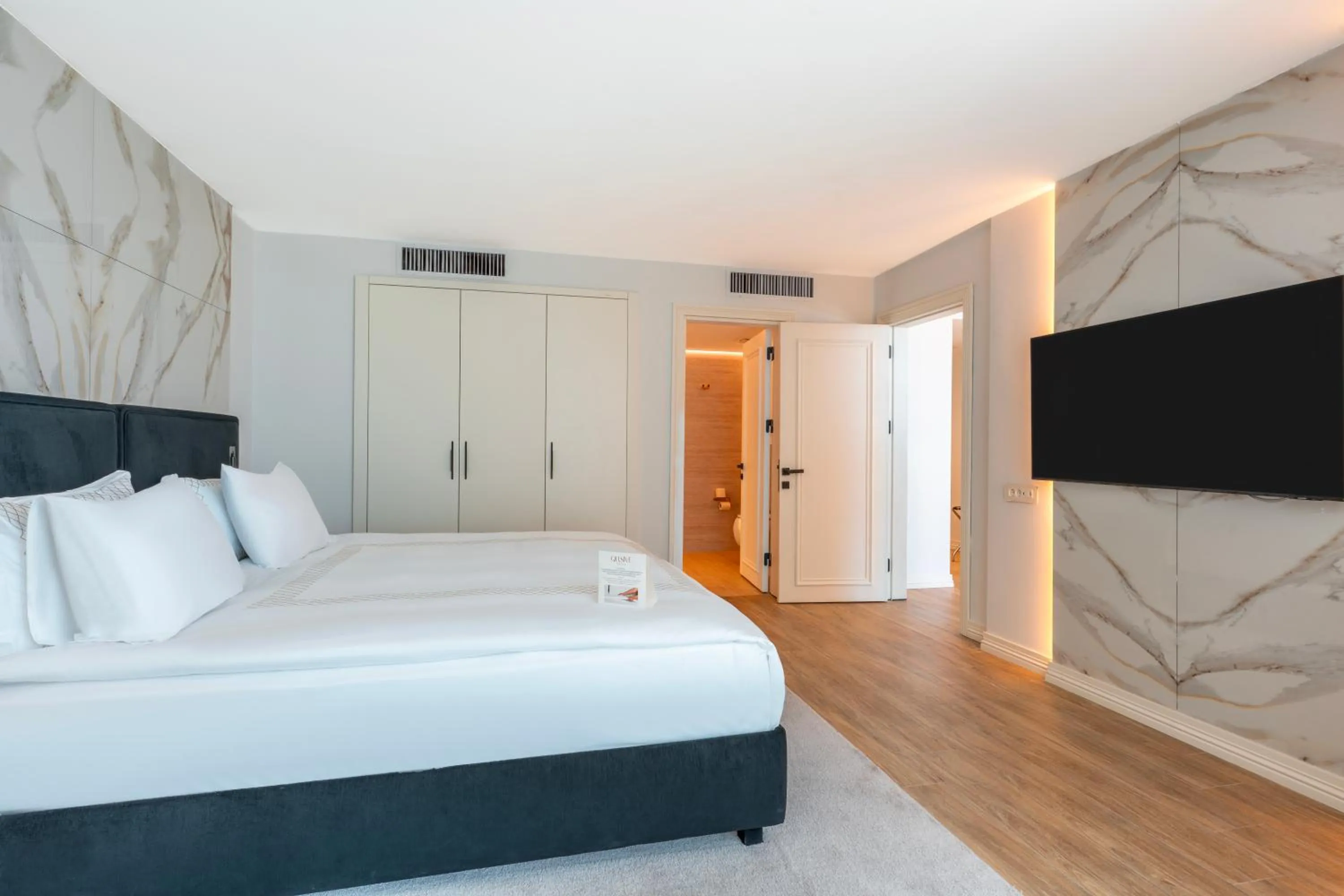 Photo of the whole room, Bed in Qlusive Hotel