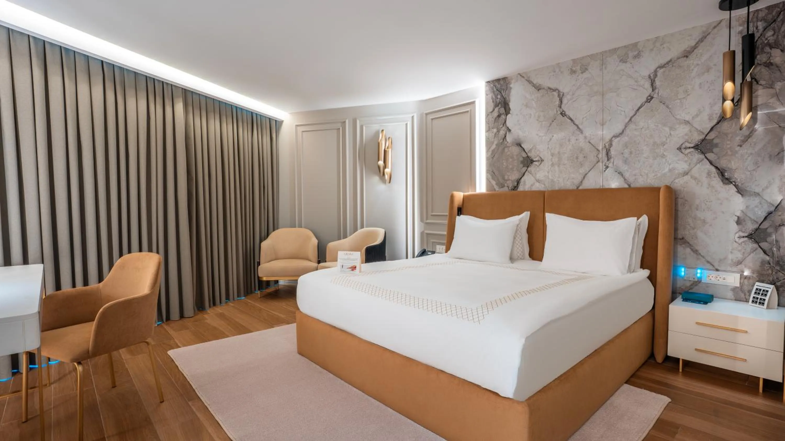 Photo of the whole room, Bed in Qlusive Hotel