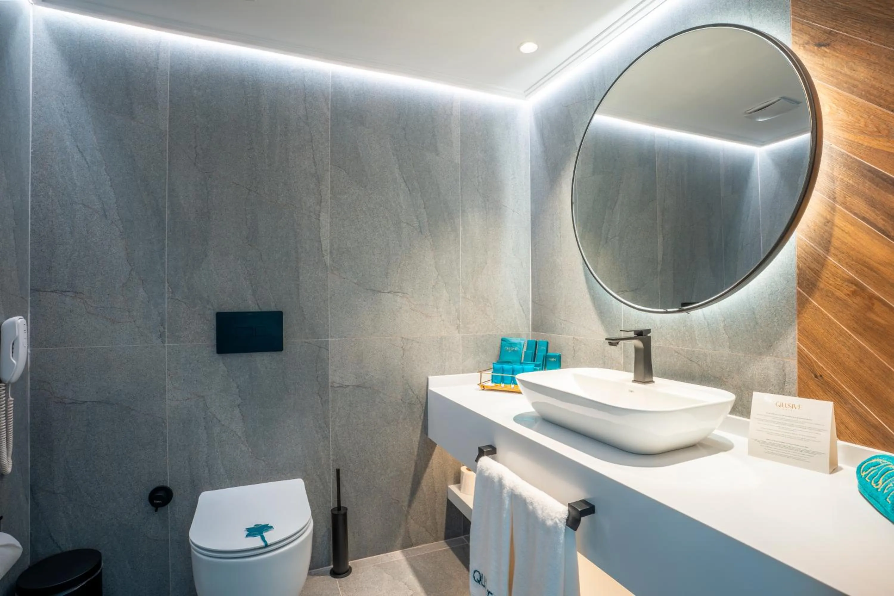 Toilet in Qlusive Hotel