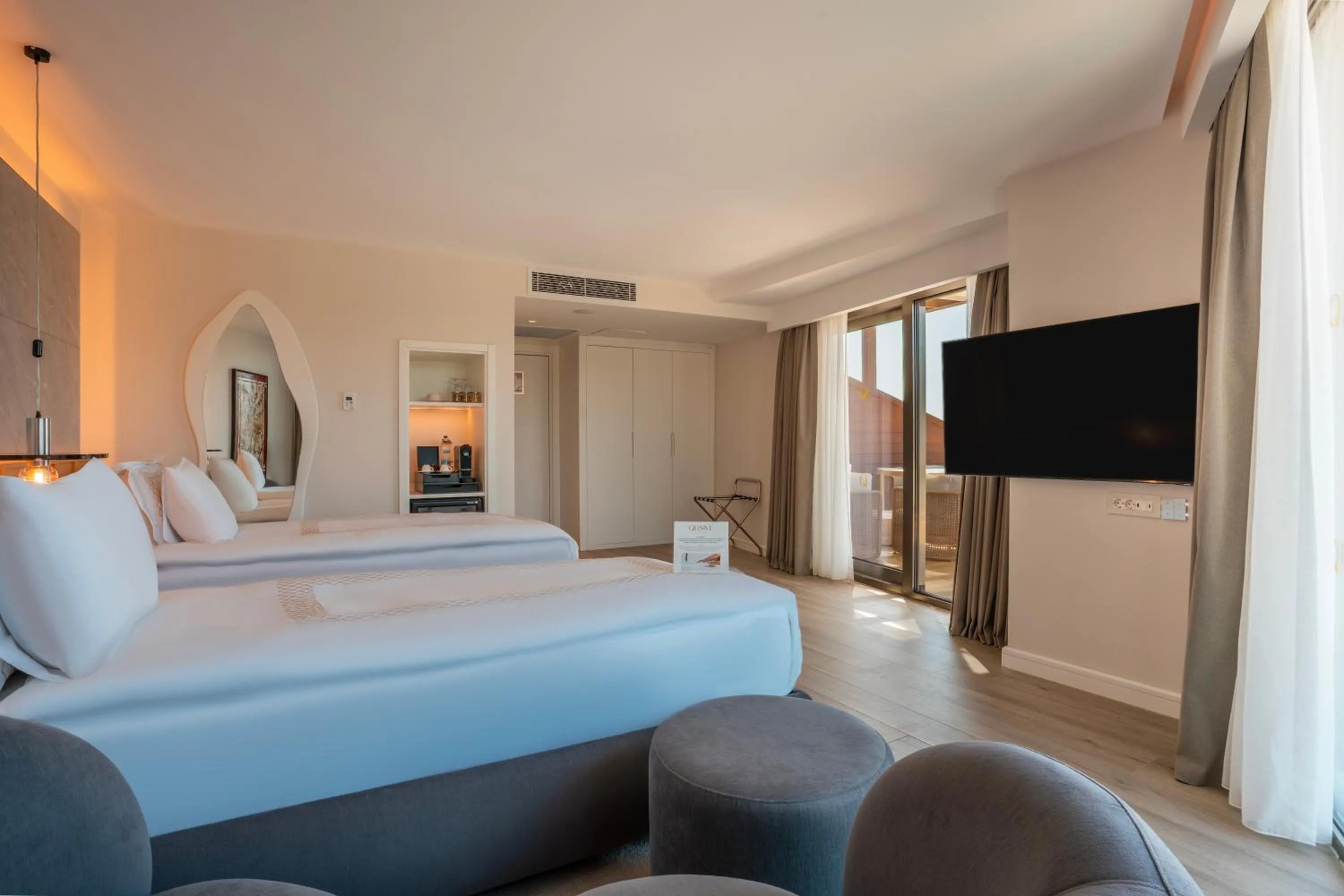 Photo of the whole room, Bed in Qlusive Hotel