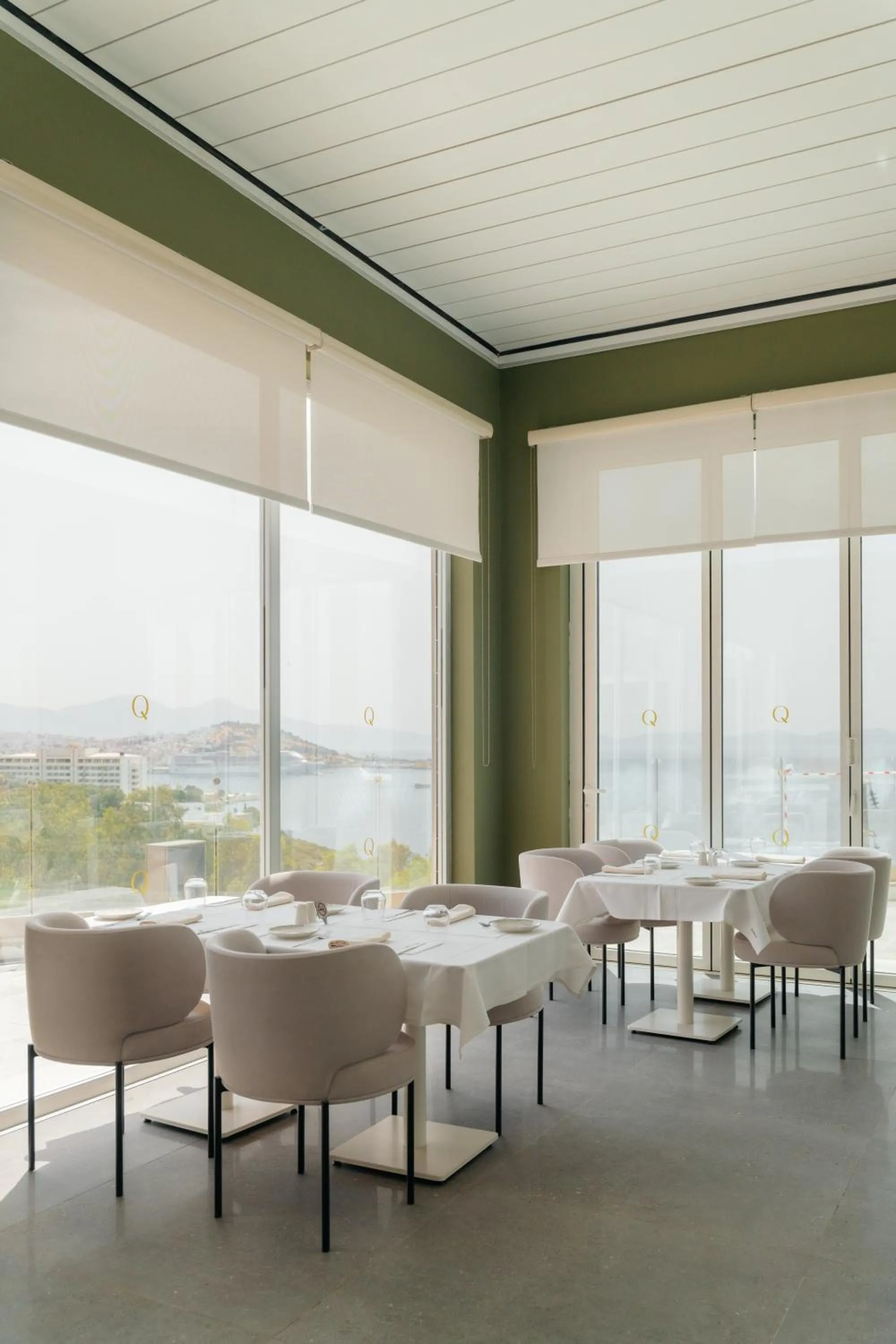 Restaurant/places to eat in Qlusive Hotel