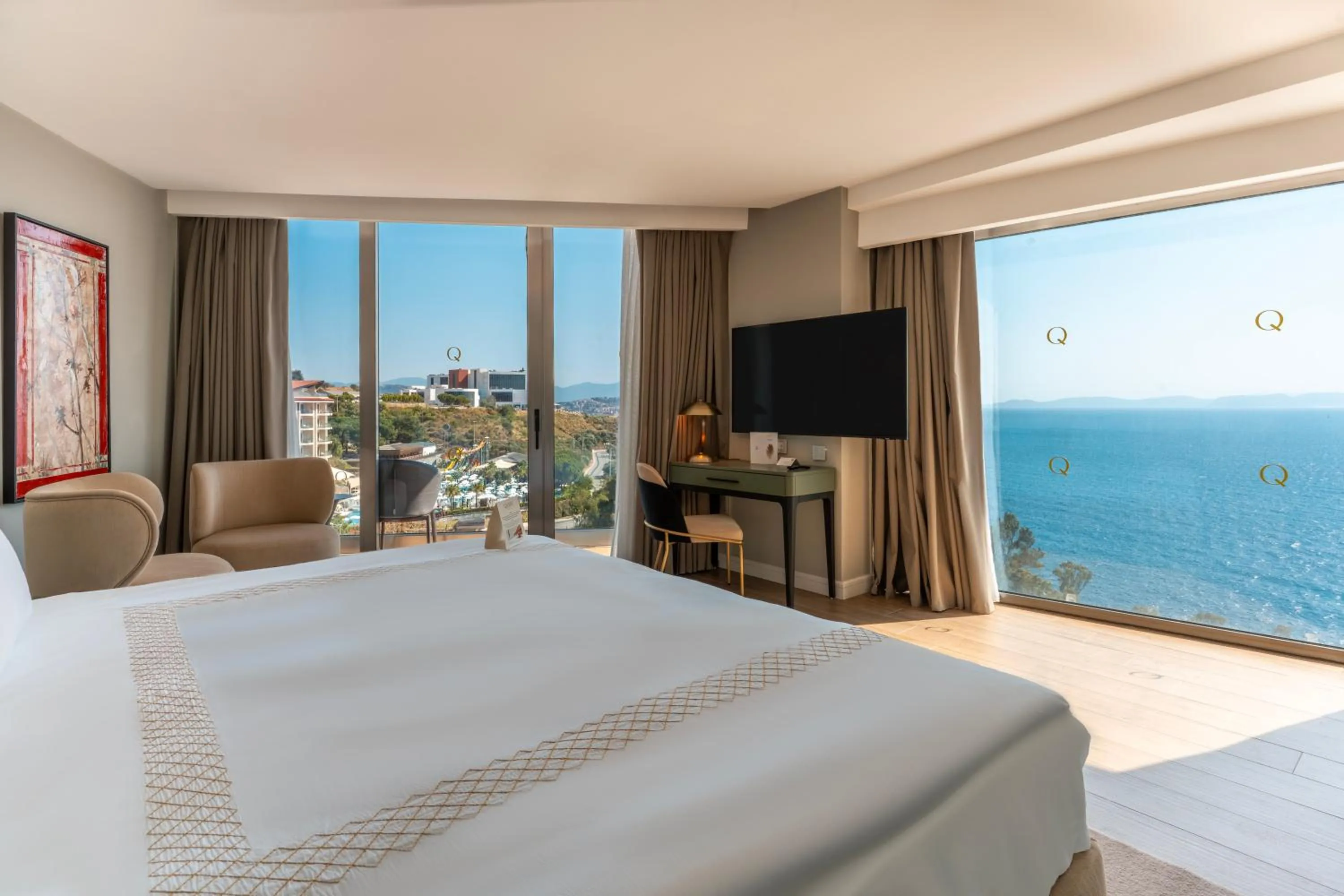 Photo of the whole room, Bed in Qlusive Hotel