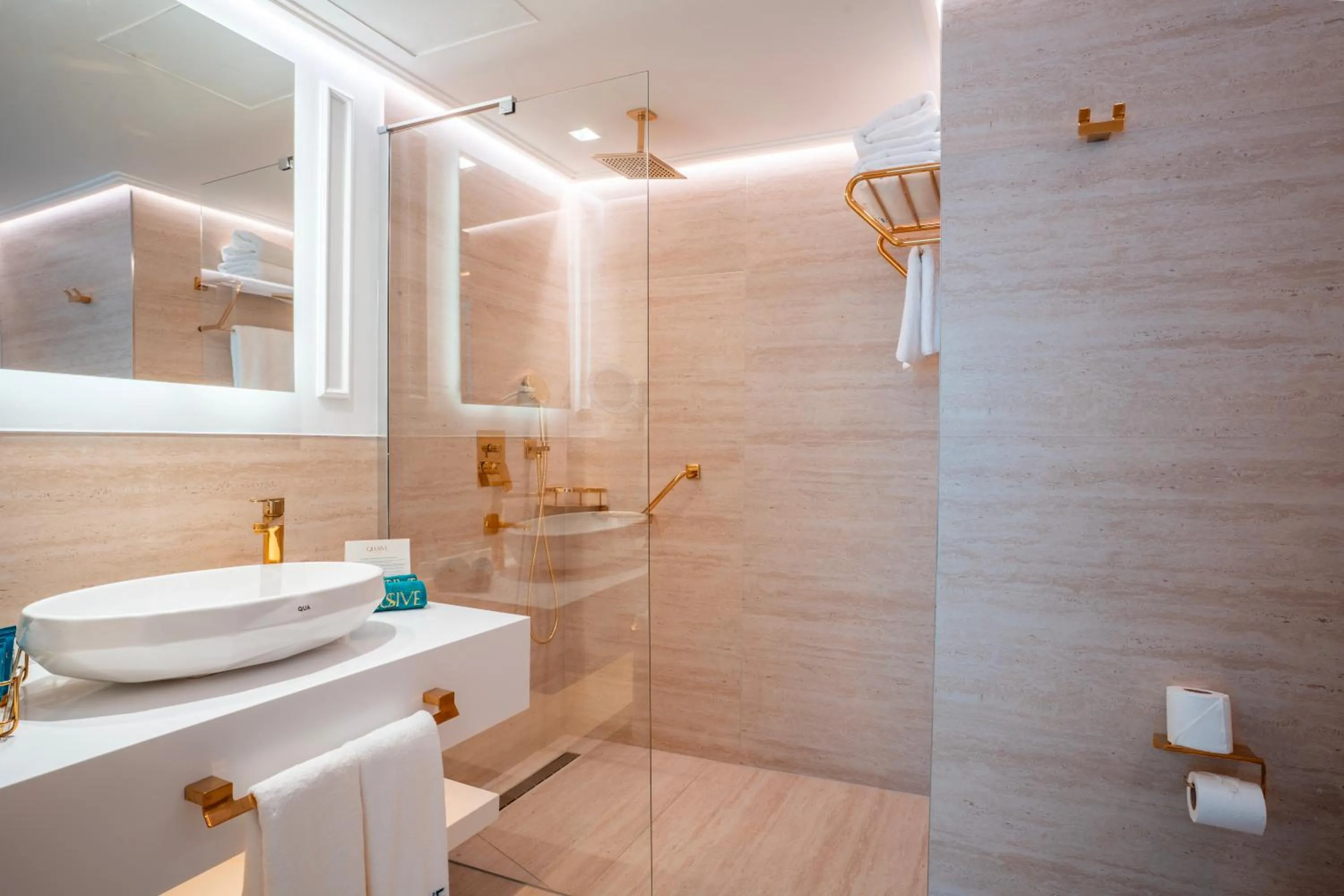 Toilet in Qlusive Hotel