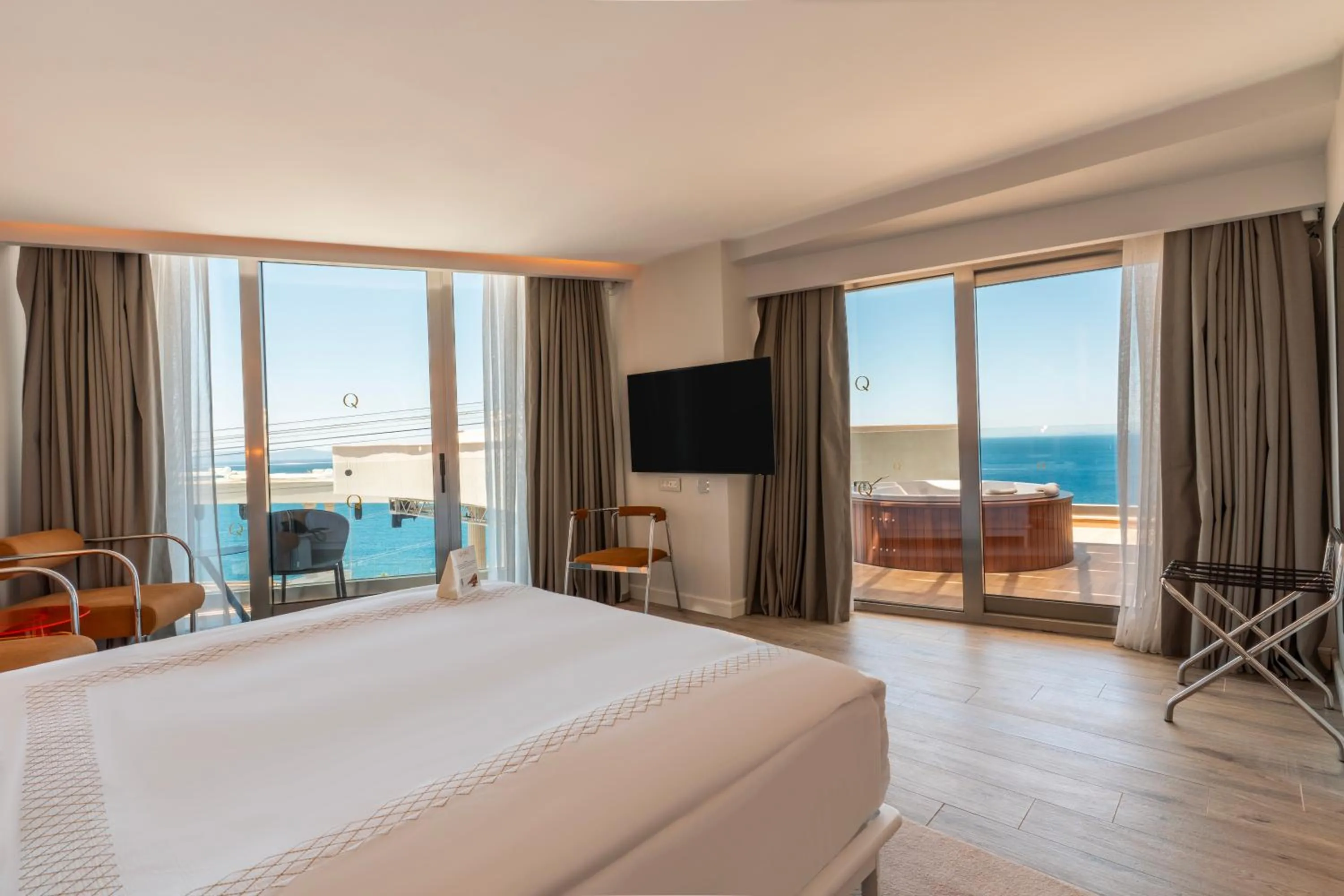 View (from property/room), Bed in Qlusive Hotel