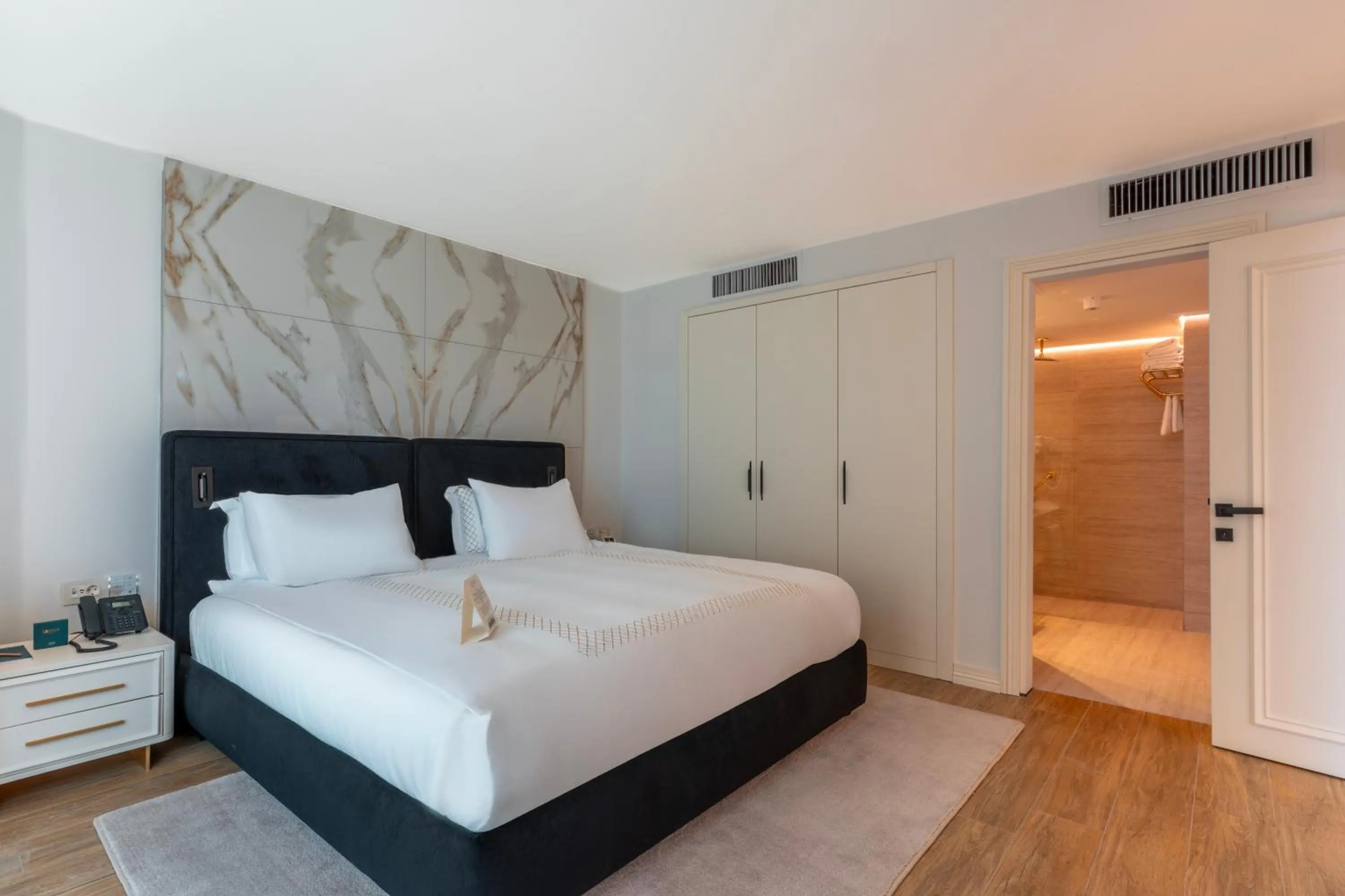 Photo of the whole room, Bed in Qlusive Hotel