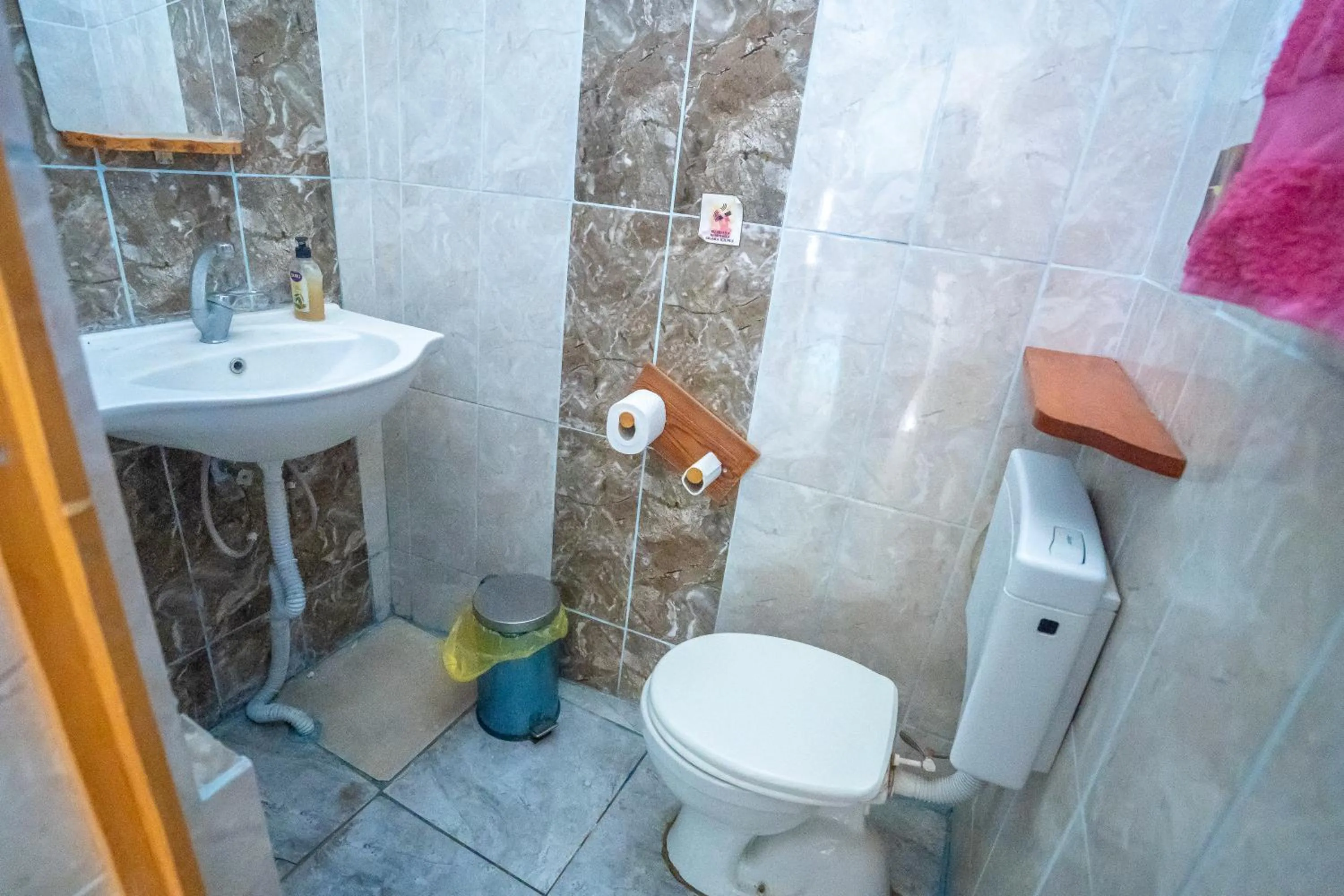 Toilet in Lotus Garden Hostel Izmir