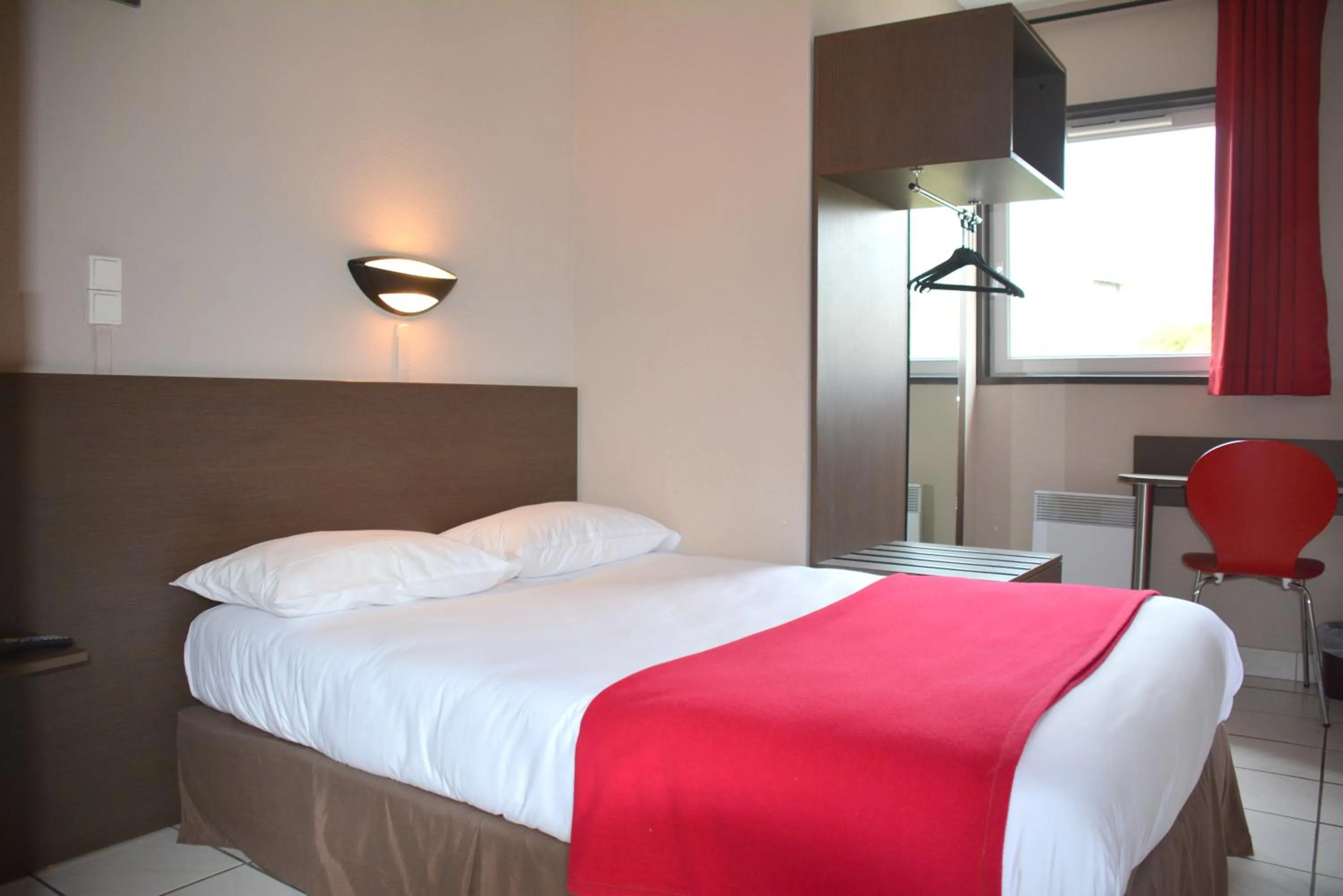 Bedroom in Hôtel Le Floreal