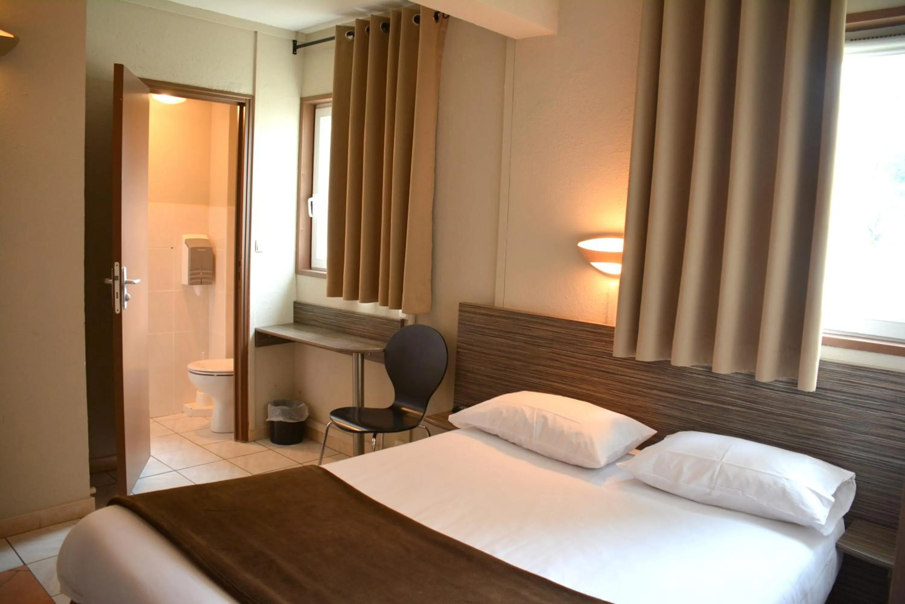 Bedroom in Hôtel Le Floreal