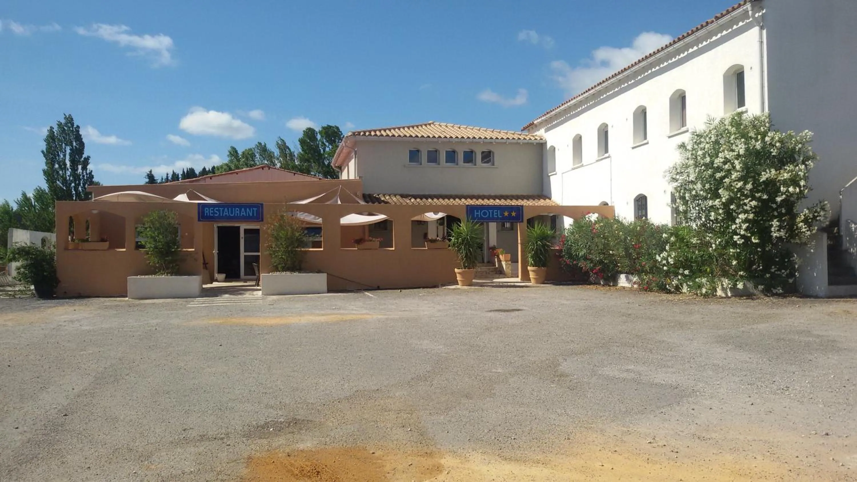 Facade/entrance in Hôtel Le Floreal