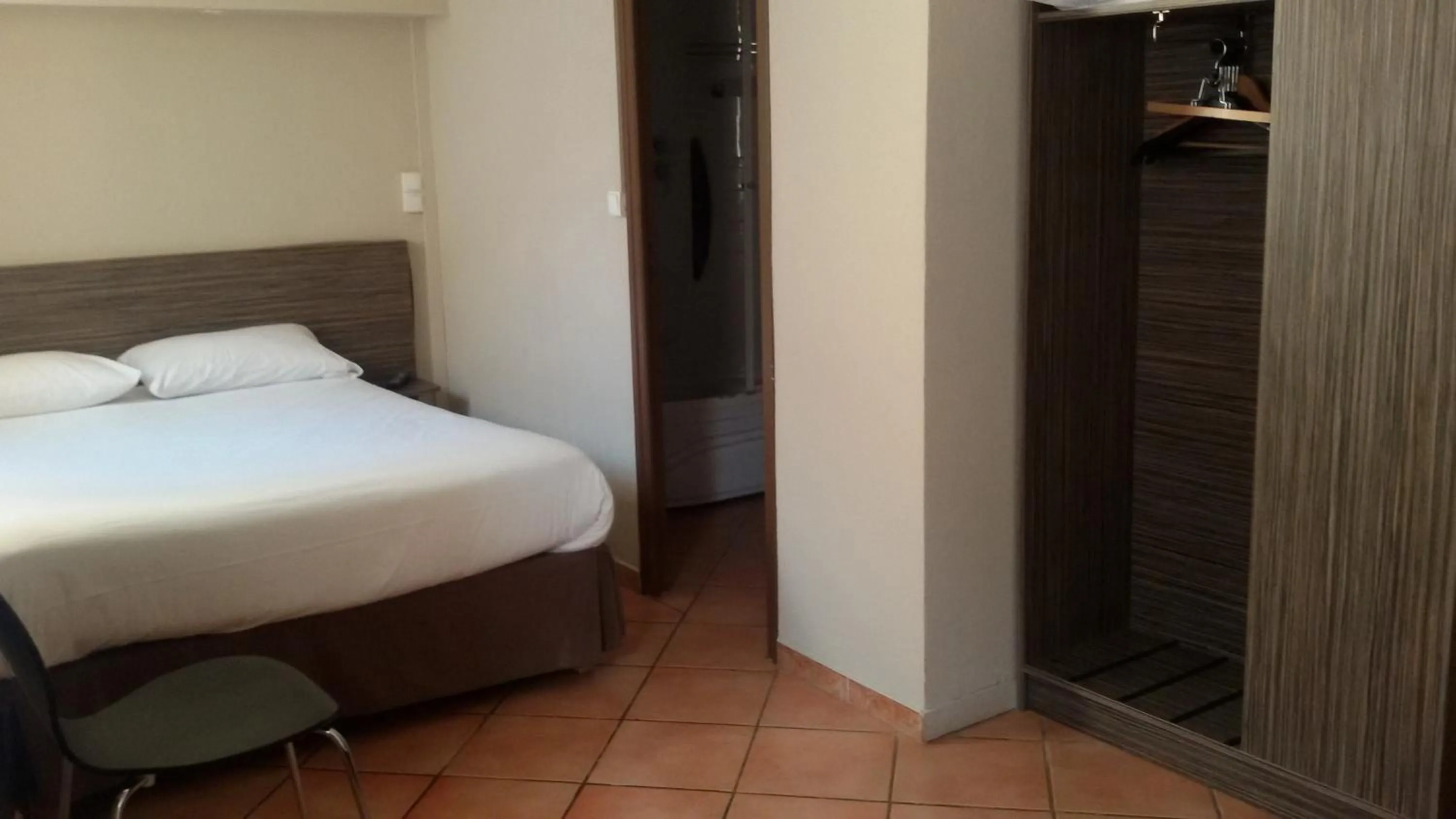 Bedroom in Hôtel Le Floreal