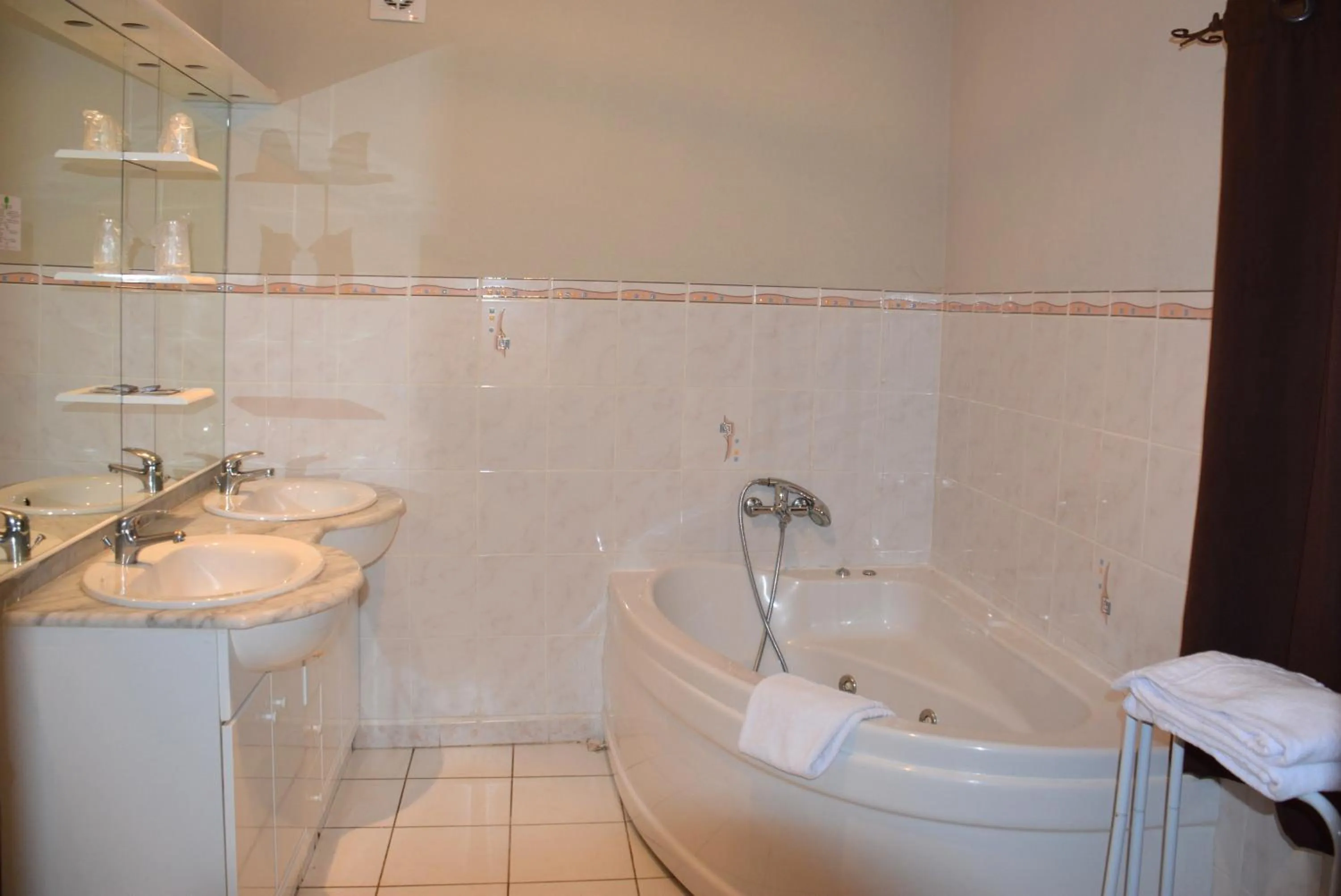 Bathroom in Hôtel Le Floreal