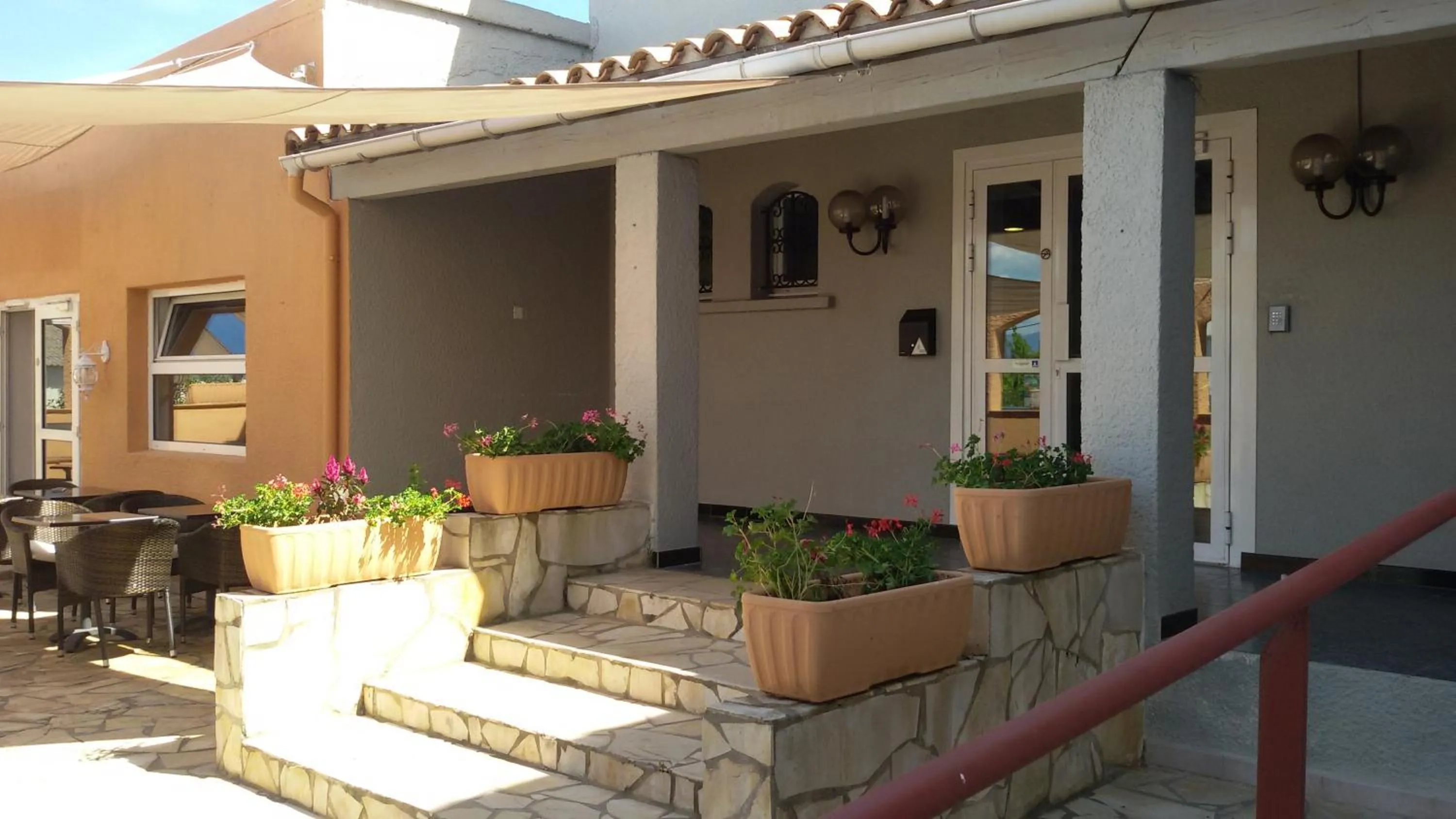 Facade/entrance in Hôtel Le Floreal