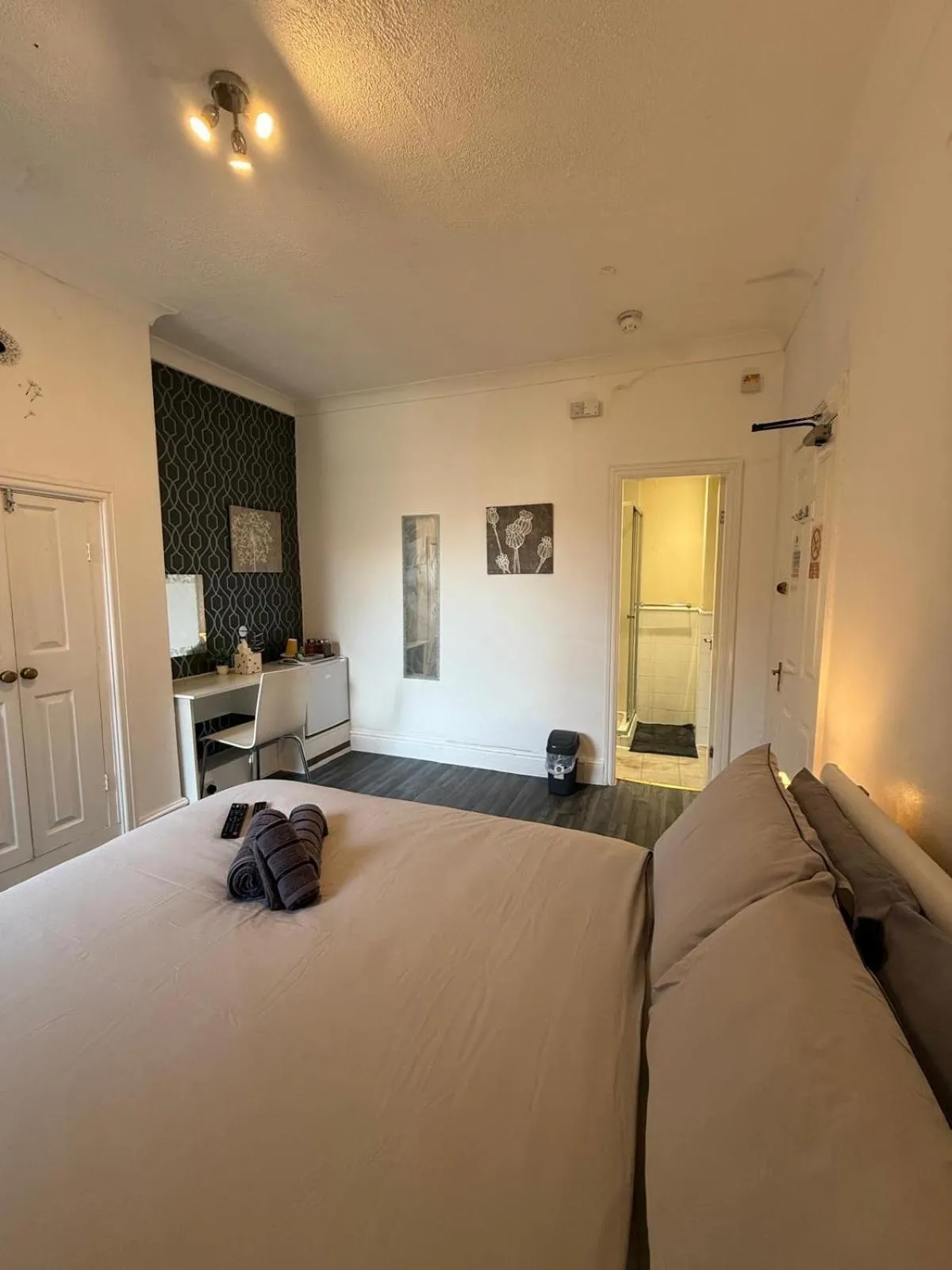 Photo of the whole room, Bed in Daville Hotel Blackpool