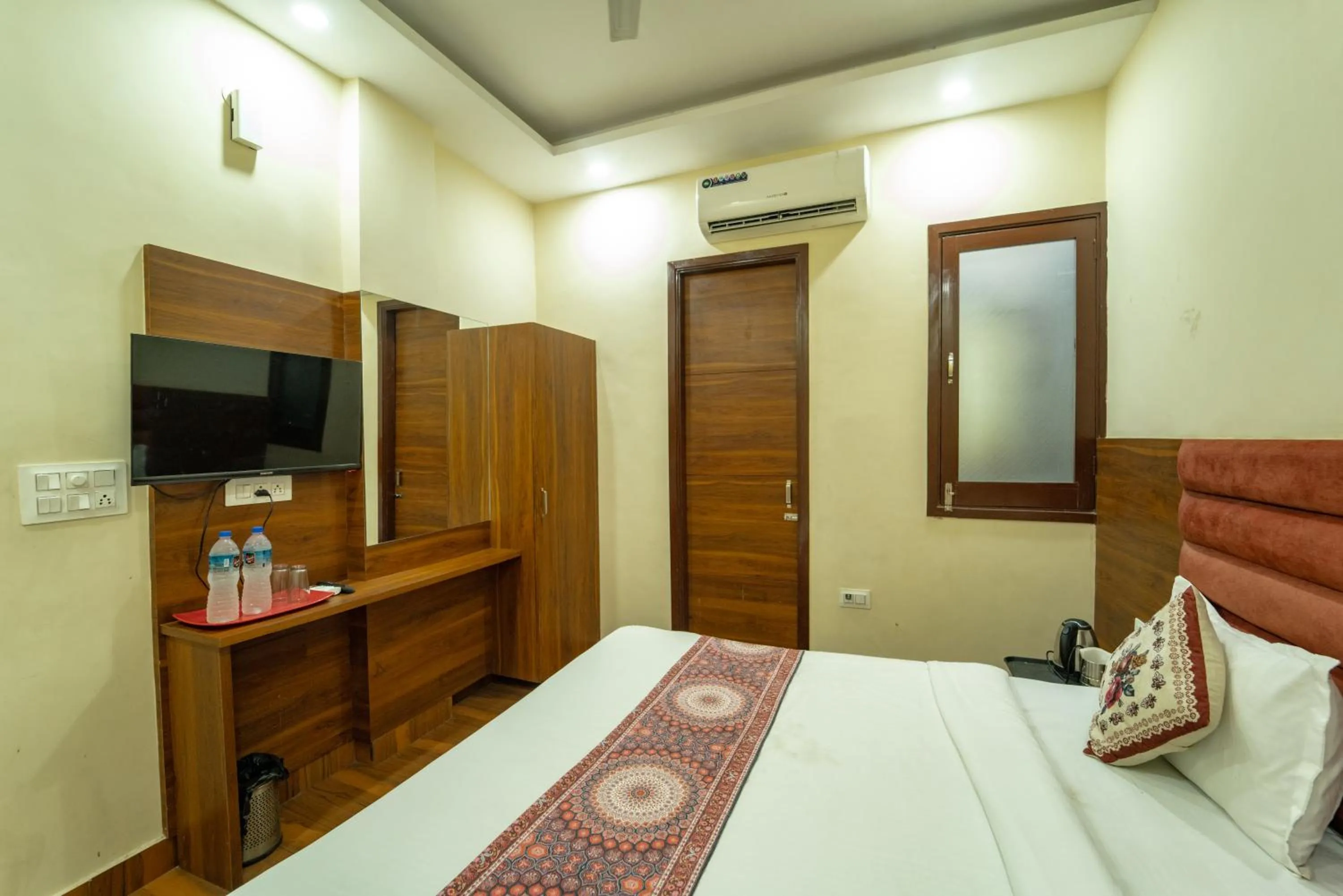 TV and multimedia in Hotel Tarry Town