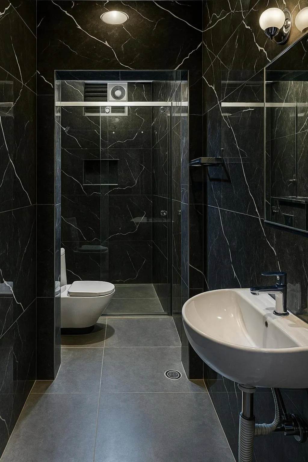 Shower in Jay & Jas Hotel