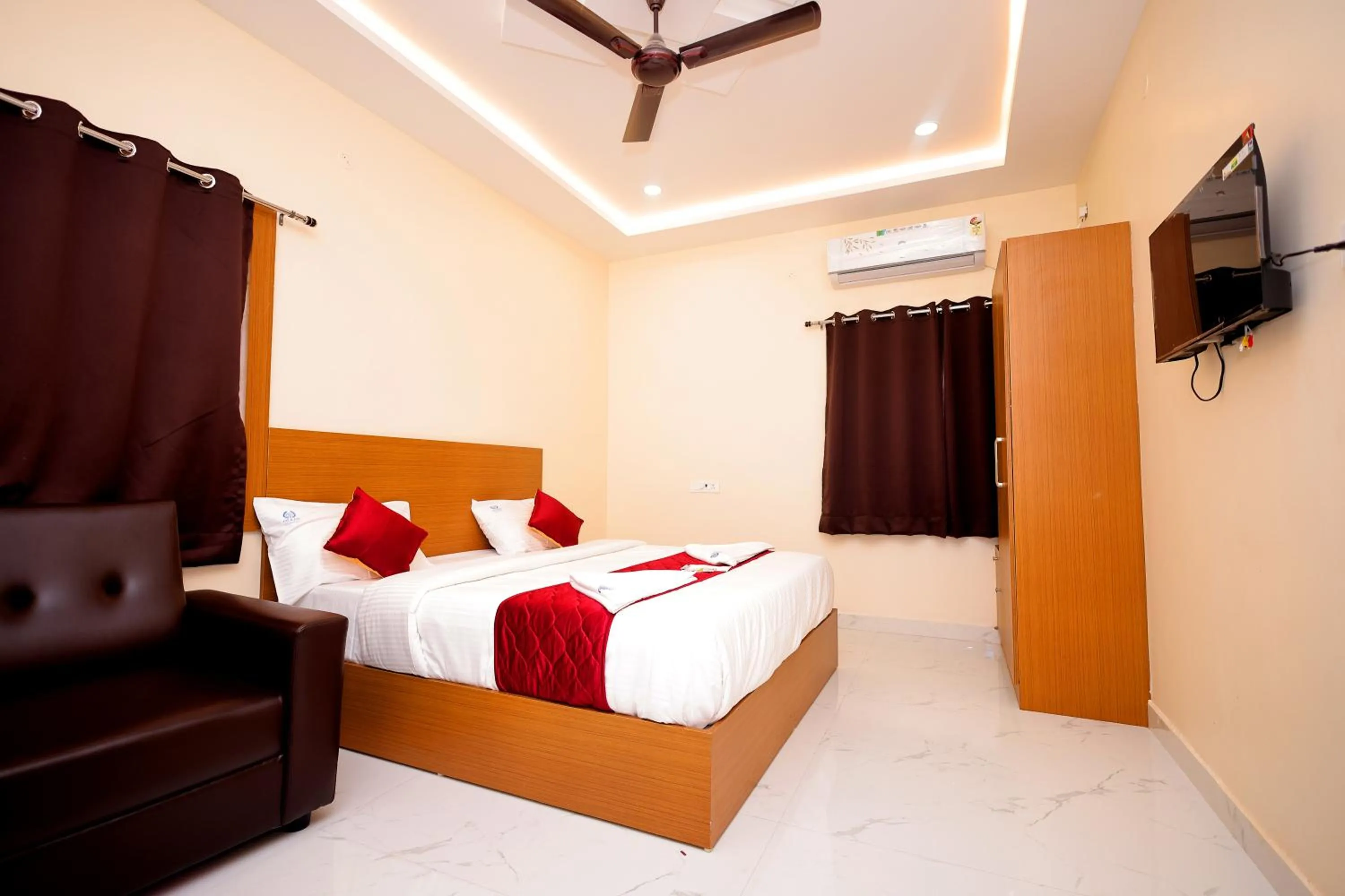 Communal lounge/ TV room, Bed in Jay & Jas Hotel