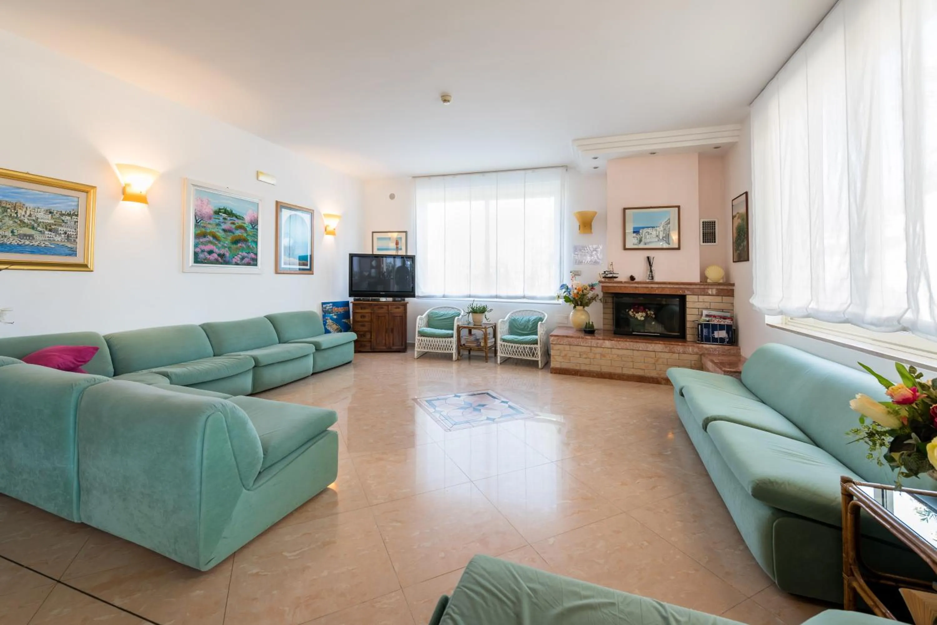Communal lounge/ TV room in Albergo Villa A Mare