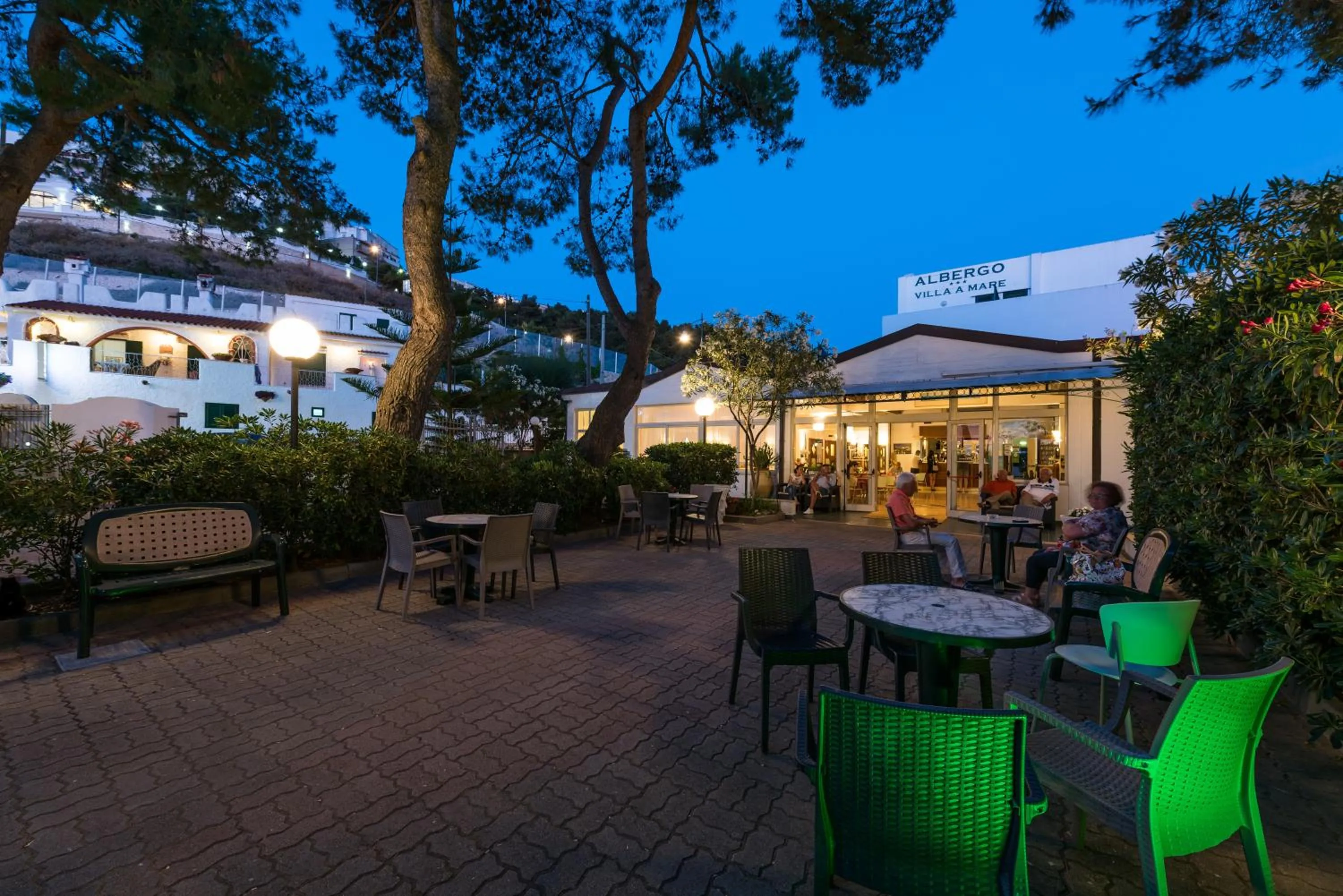 Communal lounge/ TV room in Albergo Villa A Mare