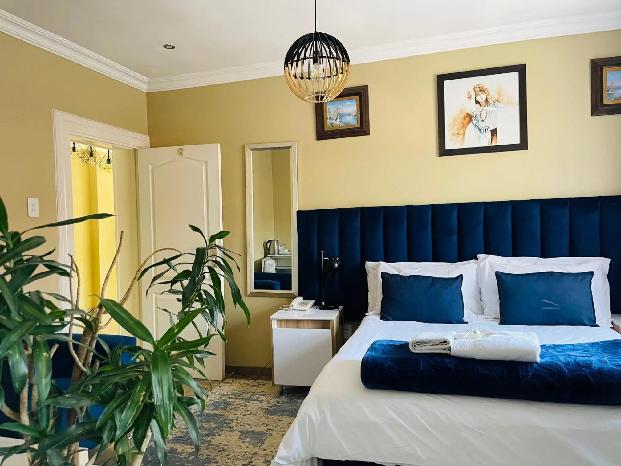 Standard Double Room in Henry George Hotel