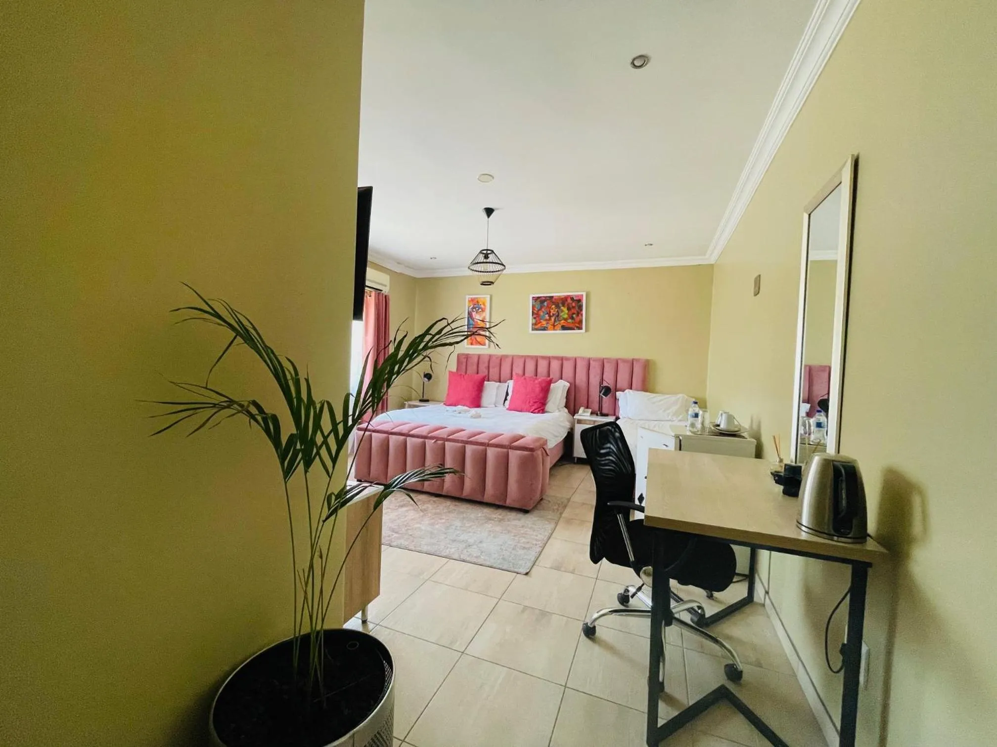 Family Room in Henry George Hotel