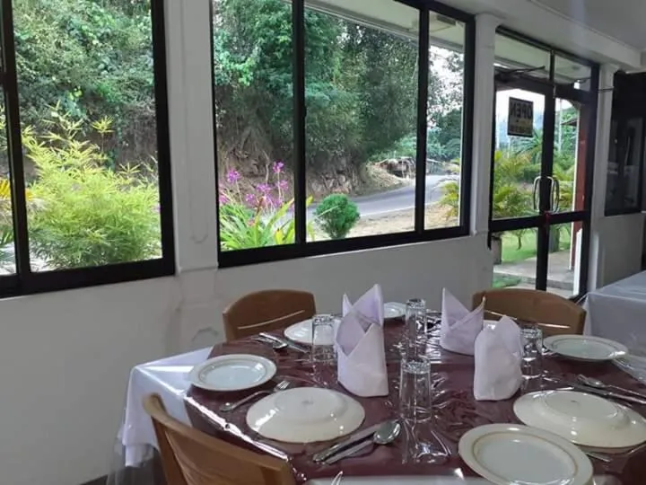 Restaurant/places to eat in Anura Guest Inn