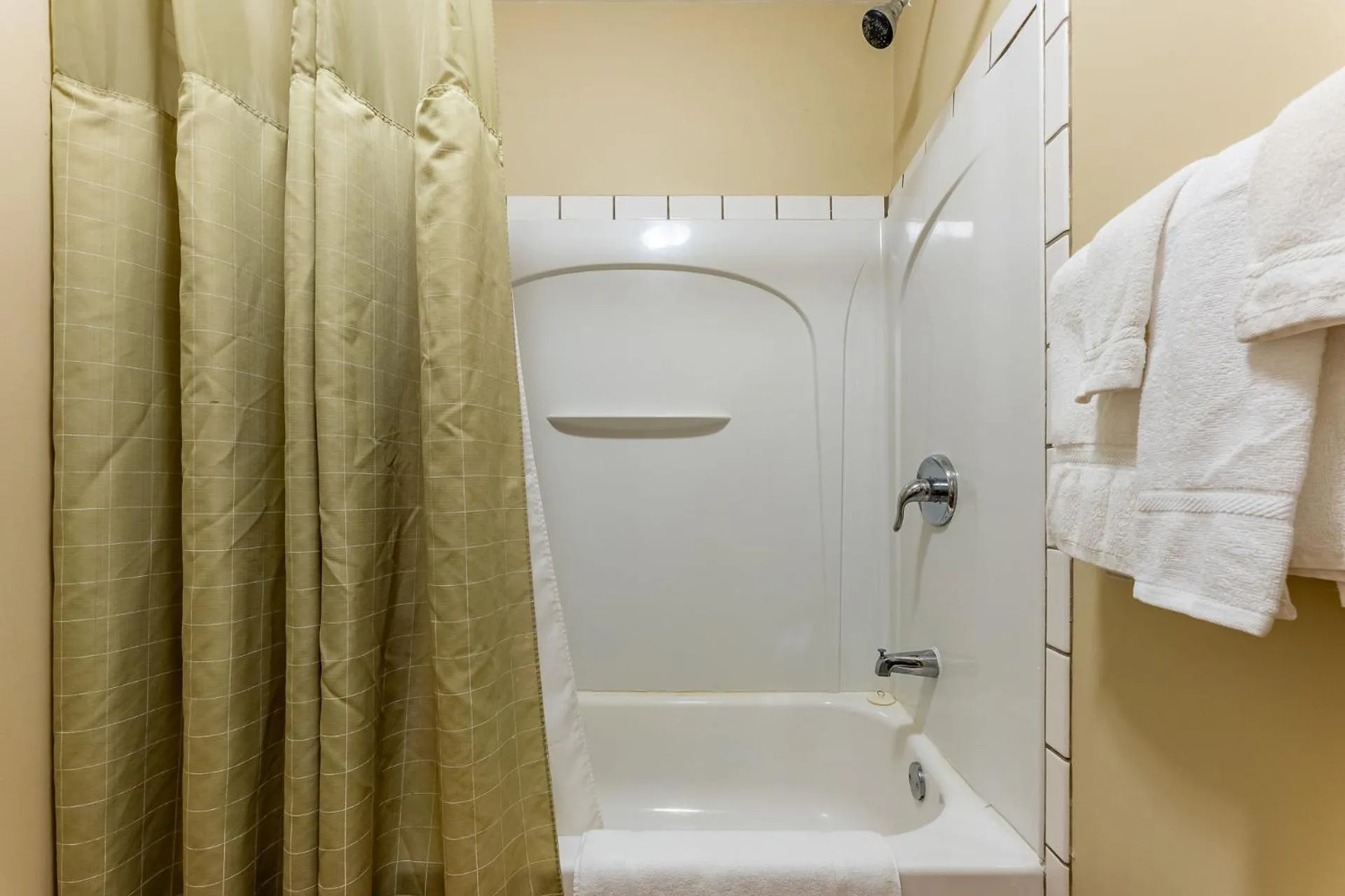 Shower in Michillinda Lodge Resort