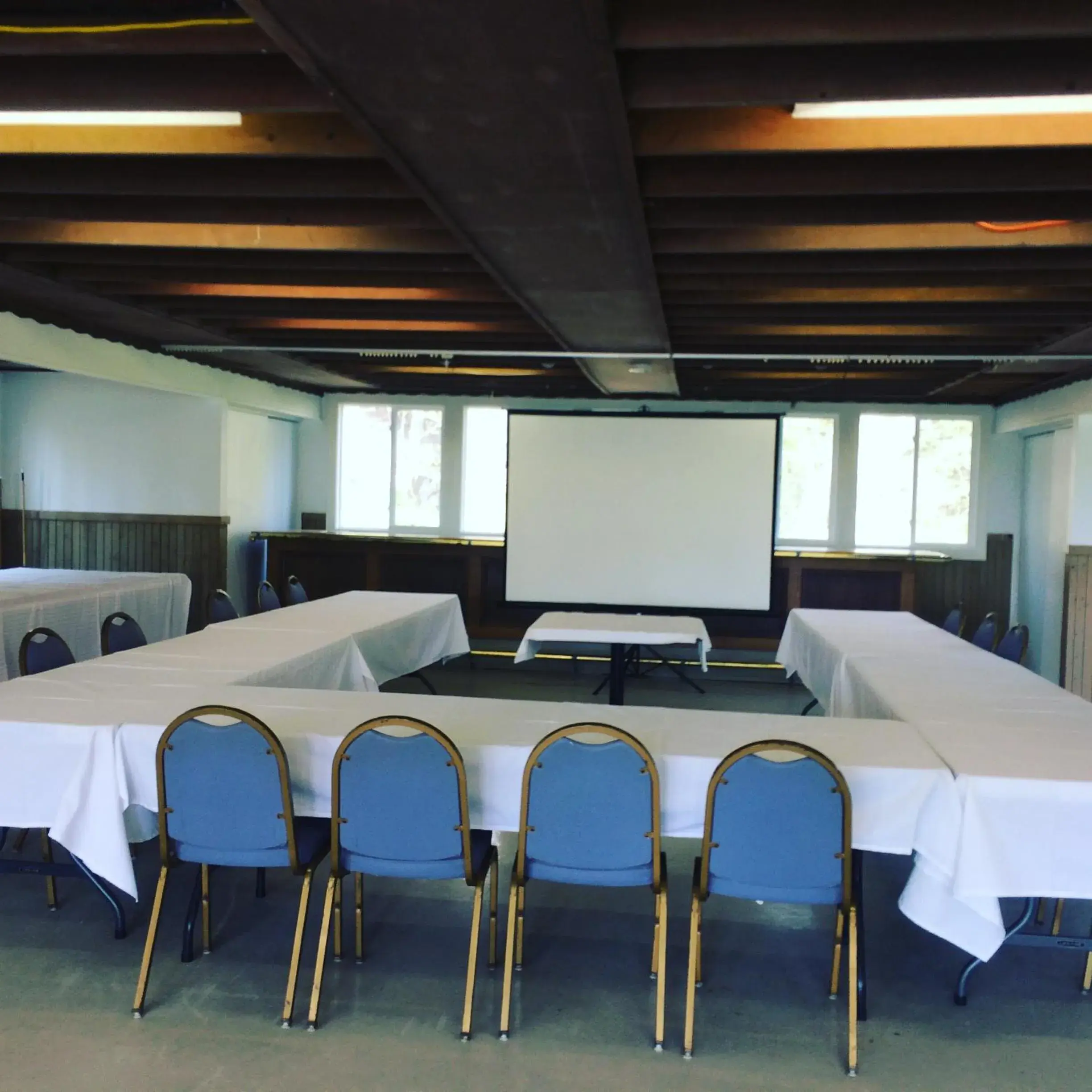 Banquet/Function facilities, Bed in Michillinda Lodge Resort