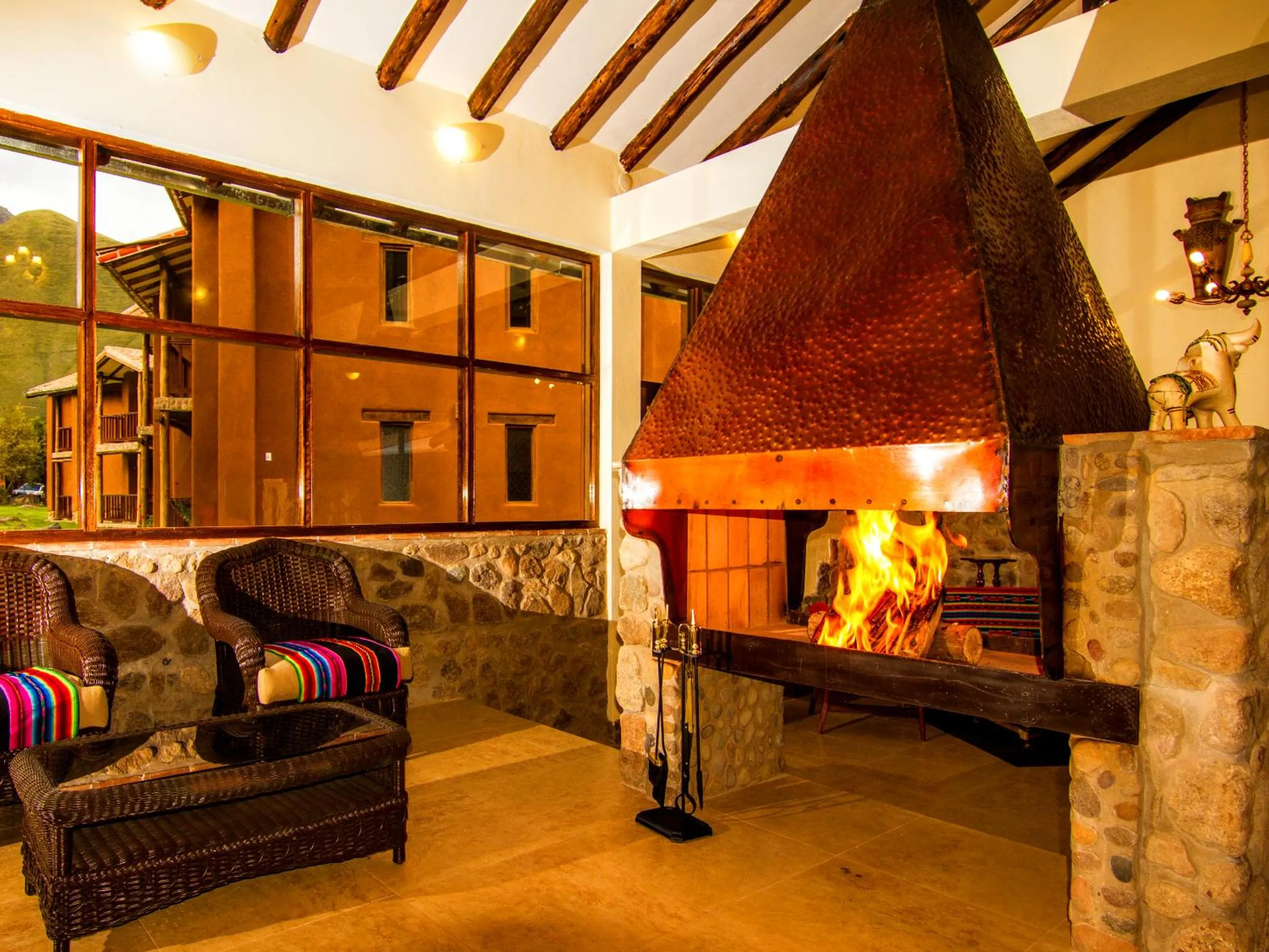 Communal lounge/ TV room in Lizzy Wasi Urubamba