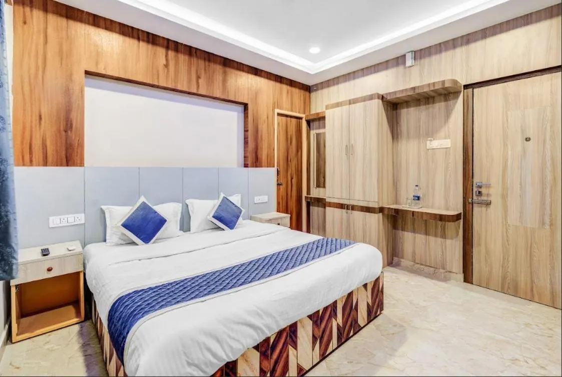 Bed in Wooden Park Hotel - Near DLF IT Park